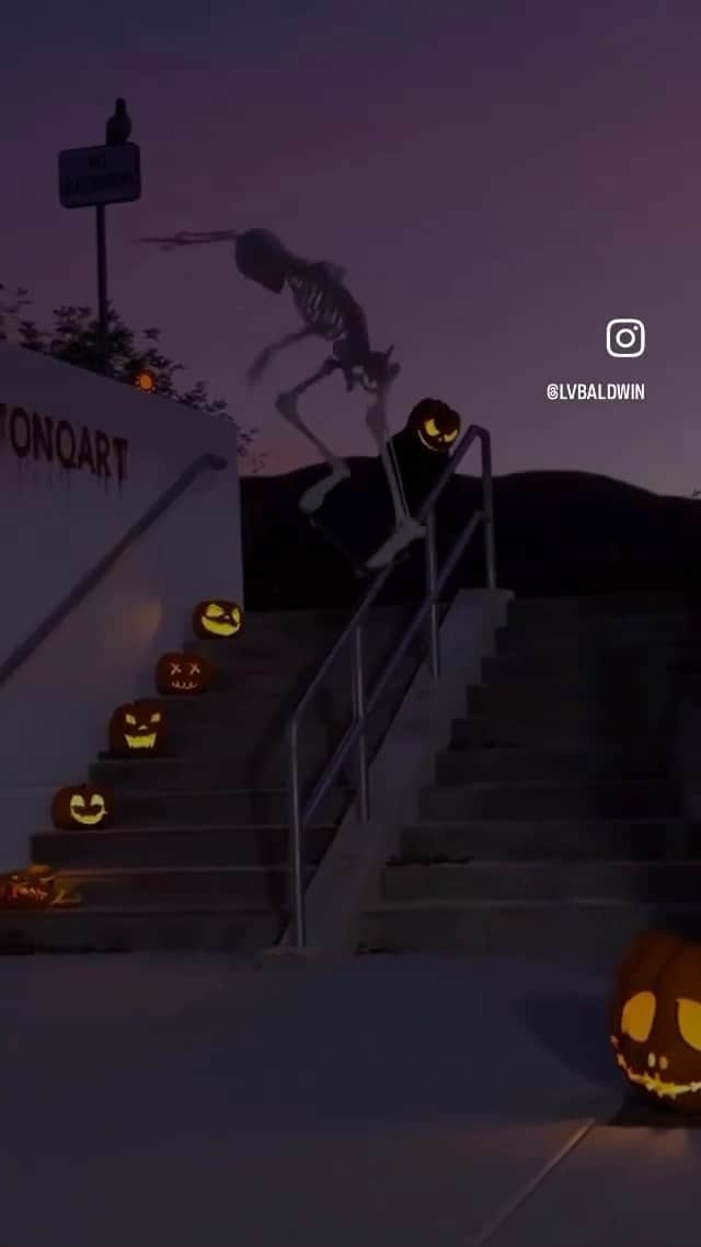 Art Collective Magazineのインスタグラム：「Reshare from @lvbaldwin .. Halloween handrail edit by @tonqart 💀🖤💀 #artcollective #skateboardingisart」