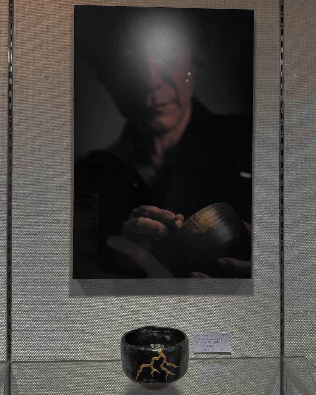 のインスタグラム：「Lacquer art restoration master and philosopher. An advocate of the Kintsugi spirit, Hiroki Kiyokawa calls himself a “messenger” in this modern world, embodying the spirit of Kintsugi. He acts and lives in the present, considering today's effects on tomorrow. Thank you for having me sensei🫶  漆芸修復師であり、現代に金継ぎの哲学を伝える清川先生の展覧会にお邪魔しました。彼は現在を生きながらも後世を思う姿勢を持っており、自身を金継ぎ師ではなく「メッセンジャー」と明確に述べていたのが印象的でした😳。自分もジュエリーを通じて、金継ぎと日本の哲学を伝え、表現できたらと思います✌️。」