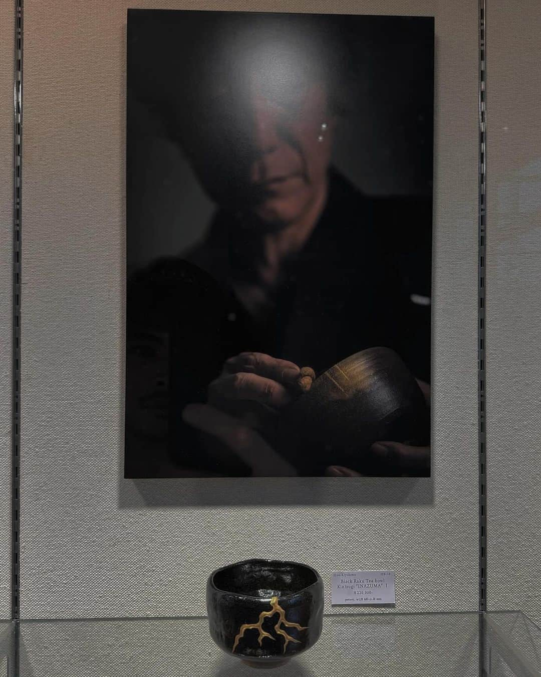 稲木ジョージのインスタグラム：「Lacquer art restoration master and philosopher. An advocate of the Kintsugi spirit, Hiroki Kiyokawa calls himself a “messenger” in this modern world, embodying the spirit of Kintsugi. He acts and lives in the present, considering today's effects on tomorrow. Thank you for having me sensei🫶  漆芸修復師であり、現代に金継ぎの哲学を伝える清川先生の展覧会にお邪魔しました。彼は現在を生きながらも後世を思う姿勢を持っており、自身を金継ぎ師ではなく「メッセンジャー」と明確に述べていたのが印象的でした😳。自分もジュエリーを通じて、金継ぎと日本の哲学を伝え、表現できたらと思います✌️。」