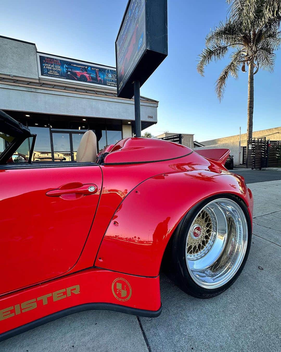 CarsWithoutLimitsさんのインスタグラム写真 - (CarsWithoutLimitsInstagram)「Captivating shine at the Mothers Polish booth 81240 in the Silver Lot! Join the experience with @reichwercmeister and @newport_drip for an exclusive look at the stunning RWB Porsche 993 Cab. 🌟✨ #MothersPolish #RWB993 #CarShowStunners #SEMA2023」11月1日 8時52分 - carswithoutlimits