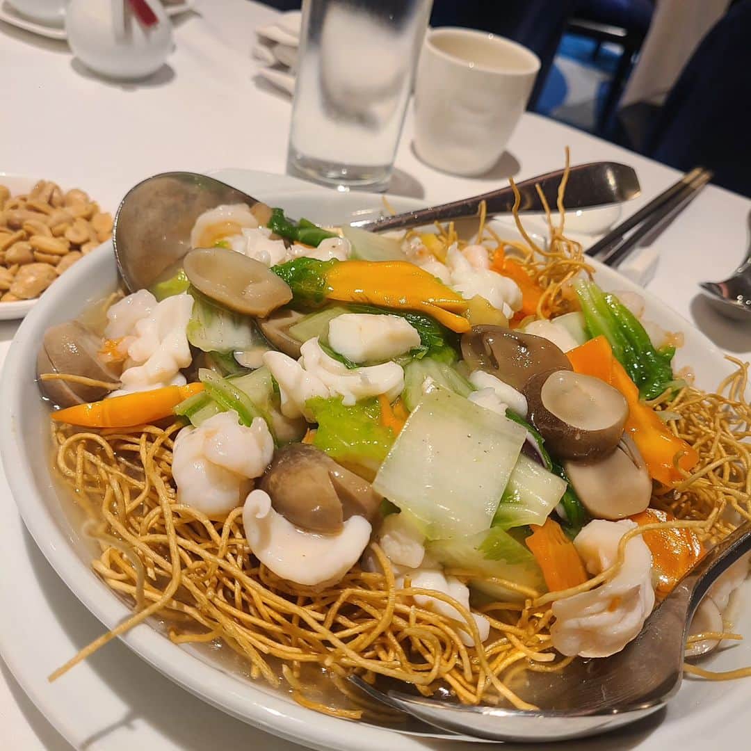 今堀恵理さんのインスタグラム写真 - (今堀恵理Instagram)「MARCOPOLO PLAZA CEBU  @marcopolocebu  ジェネラルマネージャーと @franzyee03 とお食事しました😍 もちろん会話は英語オンリー‼️  ジェネラルマネージャーがマルコポーロホテル１階の中華料理にご招待してくれました。 マンゴーの受賞ドリンク、海鮮の御料理や北京ダックまで💓 ご馳走してくれました ここの酢豚も海鮮餃子もすごく美味しくて感激  フランチェスカさんとは2回目のお食事🍴もう彼女とは友達です💓 次はボホールに一緒に行こうねとかも話しました。 彼女のお兄さんはゴルフのチャンピオンなのでゴルフもリザーブもしてくれるそう。次はセブでラウンド出来そうです😆  英語はほぼまだ話せないけど、でも対面で分かり合おうとする。そうすると会話になる😊 何でもチャレンジしたら自信になるし、コミュニケーションは大切だと思った  Thank you for inviting me to Marco Polo. Good memories. I'm looking forward to seeing  Roel Constantino and Francesca again. Kind Regards,Eri  #marcopolocebu #memories #delicious #マルコポーロプラザセブ #chinese #cebu #セブ島 #フィリピン」11月1日 8時53分 - eriimahori