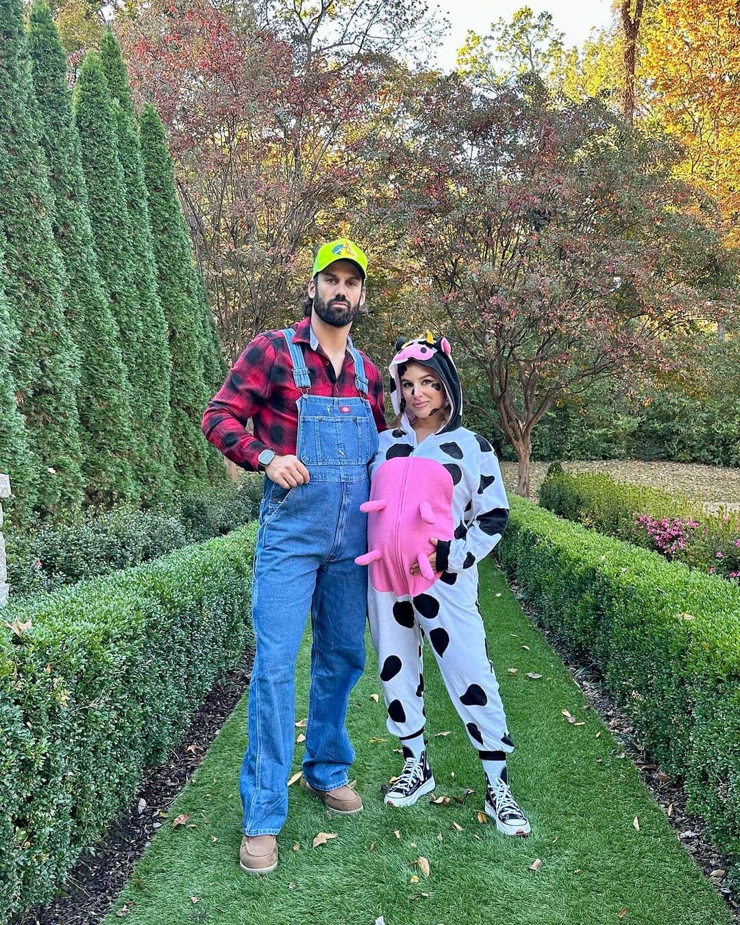 Jessie Jamesのインスタグラム：「Farmer Decker been milkin me since 2011 #happyhalloween」