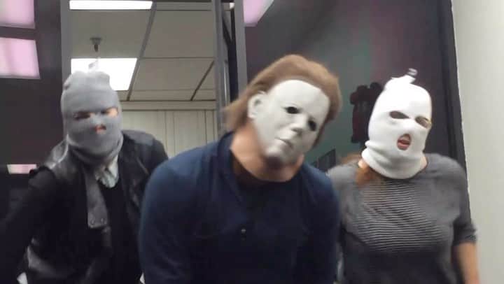エドガー・ライトのインスタグラム：「It’s still Halloween in some time zones, so enjoy my annual posting of @iamjamiefoxx dancing in the Michael Myers costume during a ‘Baby Driver’ costume test. Happy Halloweeeeen!  Co-starring @courtneydirects & @stasiamags x」