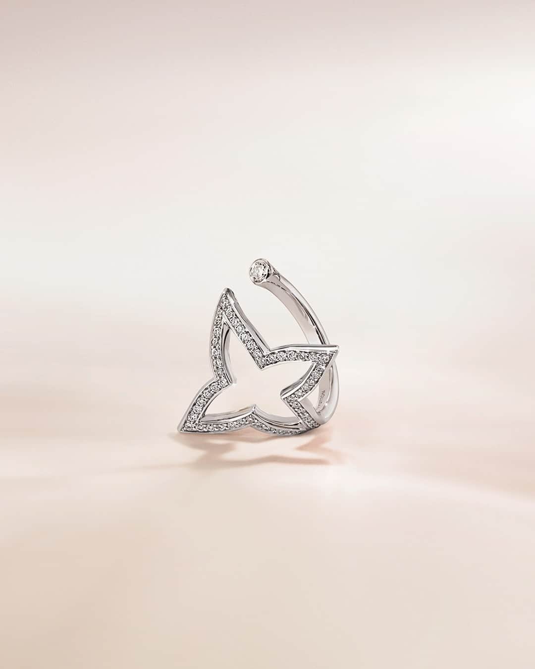 のインスタグラム：「Louis Vuitton Blossom. Embellished with a flurry of diamonds, the new white gold Monogram Flower ring reflects the abstract luminescence of the collection by @FrancescaAmfitheatrof. Discover the collection via link in bio.  #LVBlossom #LVFineJewelry #LouisVuitton」