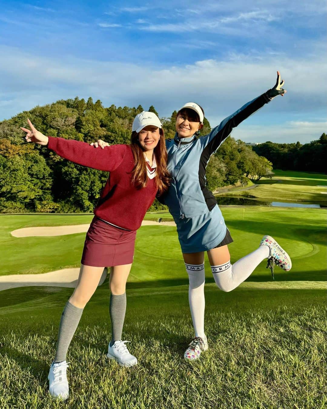 SARAKIMISAKIのインスタグラム：「いつかの彩さんと⛳️✨ @ishiguroaya.official   本当にいつもめちゃくちゃ周りを明るくしてくれる パワー全開なあやさん🌻✨ この日も1日本当に楽しかったー🤣🩷  もうあっという間に11月！ やらなきゃいけないこともたくさんあるけど 楽しいこともたくさんあるから頑張る💪💪  . . .  #ゴルフ #ゴルフ女子 #ゴルフウェア #ゴルフコーデ #ゴルフ女子コーデ #ゴルフ場  #ゴルフ好きな人と繋がりたい #ゴルフ好き #golf #golfwear #golfswing #golfwear #golffashion #golfstagram #골프 #골프스타그램 #골프장 #라운드 #골프스윙  #高尔夫球 #高尔夫 #กอล์ฟ」
