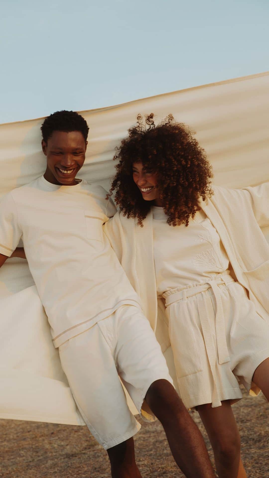 ロジャス・レナーのインスタグラム：「Novidades mais sustentáveis chegaram para deixar os seus dias mais leves. 🌱 Você ama peças atemporais e que combinem com a sua essência? A coleção de Algodão Agroecológico Brasileiro une estilo e produção com menor impacto ambiental, reforçando nosso compromisso com uma moda responsável. Descubra detalhes no nosso site, app e lojas. #SomosRe #AlgodãoAgroecológico #ModaResponsável  camisa regular 882081163 | ​colete em moletinho 882091880 | calça pantacourt 881478804 | vestido midi 881479639 | blusa manga curta 882091708 | kimono em moletinho 882076874 | bermuda clochard 881488834 | camiseta regular em meia malha 882081075 | regata regular 881487680 | camisa regular em linho 882080849 | calça balloon 881481350」