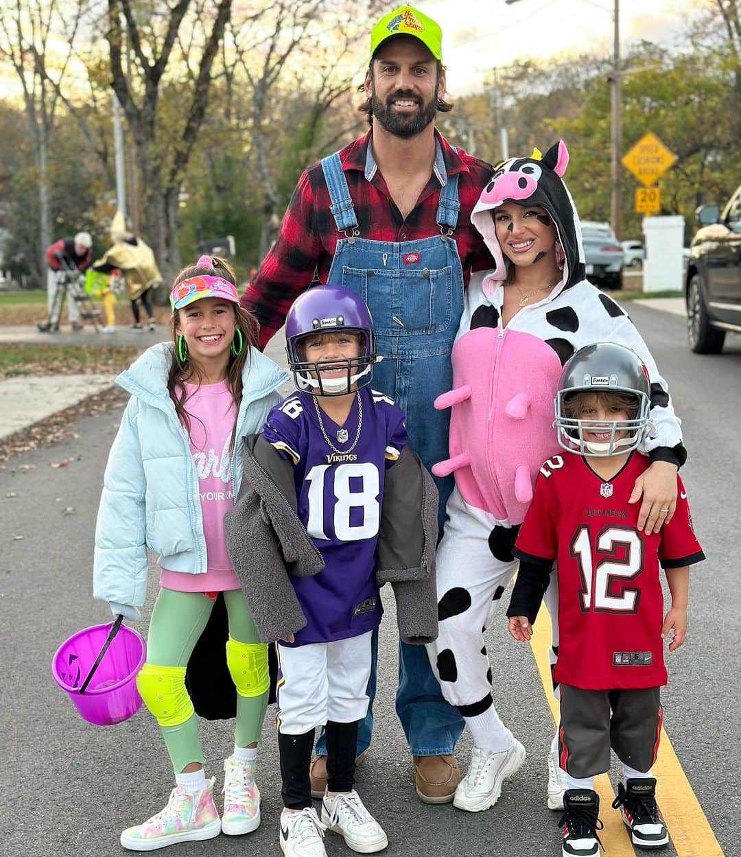 Jessie Jamesのインスタグラム：「Happy Halloween 🎃 last one as a family of 5 before we become  a Decker Wolfpack of 6🥰」