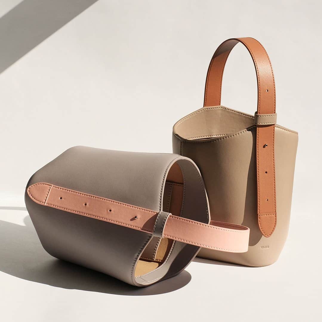 Vasic News In jpのインスタグラム：「バケツ型で使いやすいMaryは、今シーズンの新作スタイル。バイカラーでスタイリングに彩りを添えます。  #vasic #vasicjapan #ヴァジック #ヴァジックジャパン #aw23 #mary #newitem #newcollection #bag #leatherbag #handbag #vasicnews」