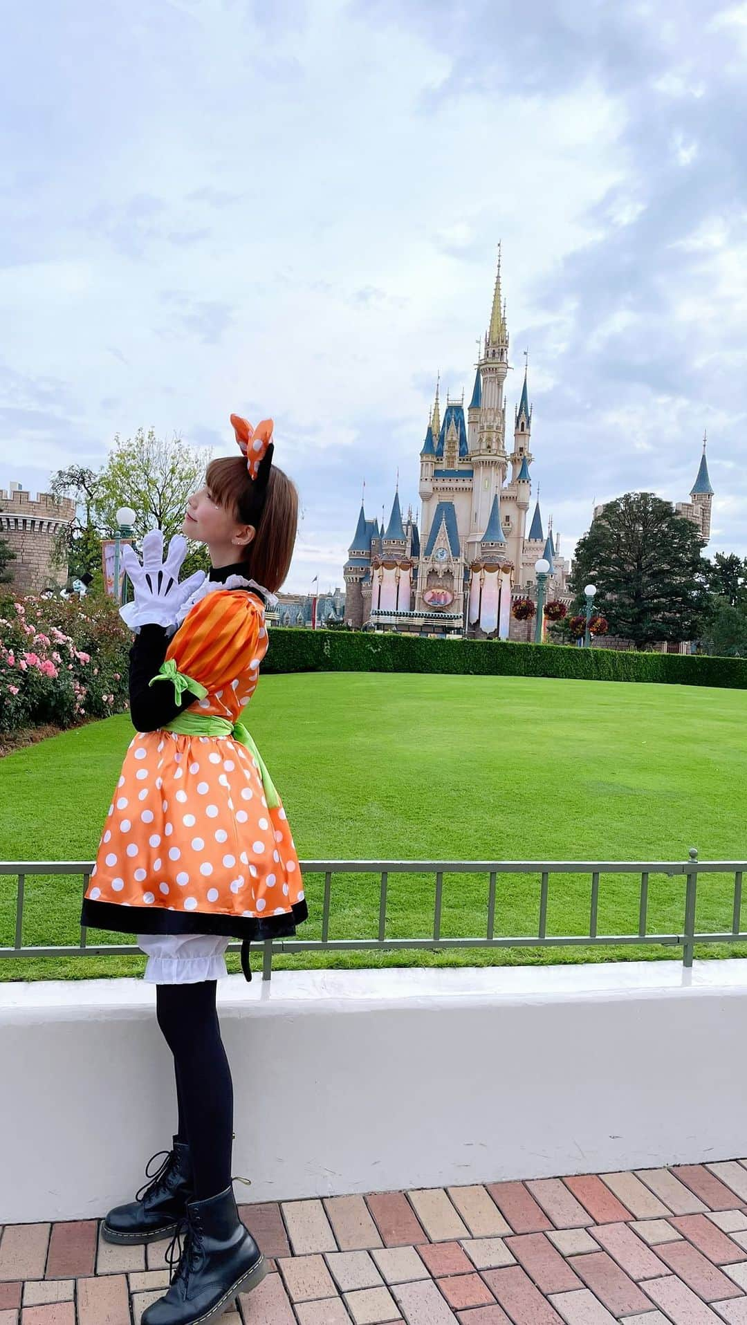 西脇彩華のインスタグラム：「Disney Halloween 2023 🎃😆✨  #リールを覚えた女 #パンプキンミニー #Dハロ #Dハロ仮装 #Dハロ仮装2023」