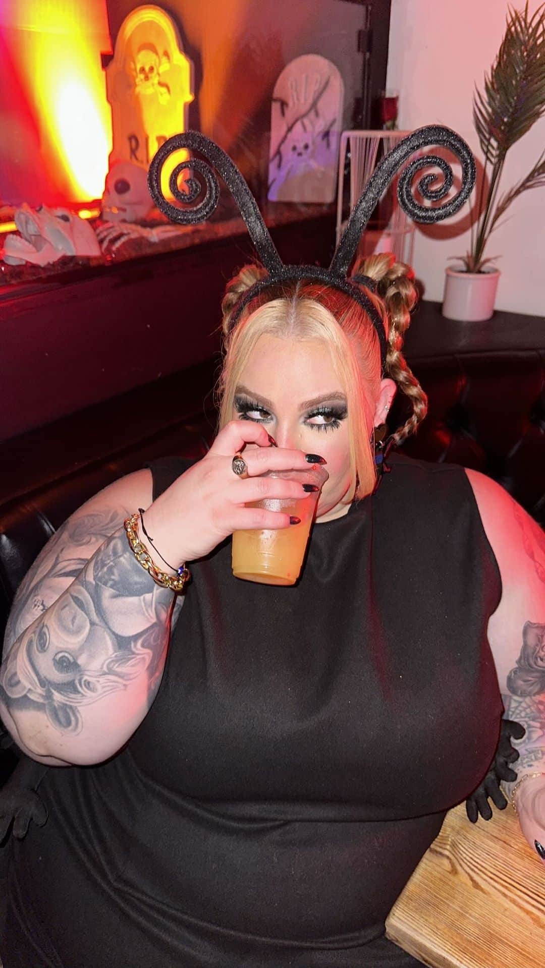 テス・ホリデーのインスタグラム：「Totally Buggin!!!!!!   Glam by the best don’t play!! @angelinapanelli @makeupartistmichael & dress is @fashionbrandcompany & earrings @doodad.and.fandango 🐜🕸️🐞🕸️🪳🕸️🦟🕸️🕷️ #happyhalloween #halloweencostume #plussizecostumes #buggingout #bugs #halloween2023」