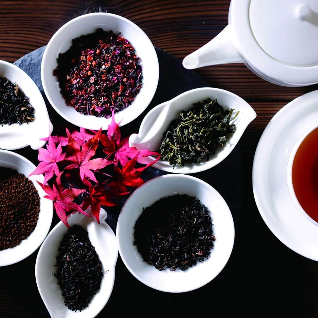 グランドプリンスホテル新高輪さんのインスタグラム写真 - (グランドプリンスホテル新高輪Instagram)「☕︎紅茶の日☕︎︎  11月1日は紅茶の日。 深まる秋を感じながらゆったりと過ごすティータイムはいかがでしょうか？  ラウンジもみじは、日本紅茶協会が認める、美味しい紅茶の店✨ スタンダードな紅茶をはじめ、おすすめのフレーバーティー、高輪オリジナルのハーブティーなどをお楽しみいただけます。  明るい光が差し込む広々とした空間で、樹々の彩りを愛でながら優雅なひとときを。 香り豊かな紅茶とともにとっておきの高輪時間をお過ごしください。 ご予約・詳細はプロフィール（ @grandprincehotel_shintakanawa ）から当ホテル公式ホームページをご覧ください。  〜ラウンジもみじについて〜 移ろうもみじの色彩のように時とともに表情を変えるラウンジ。 開放感のある空間で、各国のお料理やアフタヌーンティーなどをお楽しみいただけます。  ☕︎ Tea Day ☕︎︎  November 1 is Tea Day. How about a relaxing tea time while feeling the deepening autumn?  Lounge Momiji is a Delicious Tea Shop by JAPAN TEA ASSOCIATION ✨ You can enjoy our standard teas, recommended flavored teas, and Takanawa's original herbal teas.  Enjoy an elegant moment while admiring the colors of the trees in the spacious, brightly lit space. Please spend a special Takanawa time with fragrant tea. For reservations and more information, please visit our official website at @grandprincehotel_shintakanawa.  〜About Lounge Momiji〜 Like the changing colors of maple leaves, the expression of the lounge changes with time. Enjoy international cuisine and afternoon tea in a space with a sense of openness.  #グランドプリンスホテル新高輪 #grandprincehotelshintakanawa #プリンスホテル #princehotel #高輪時間 #東京ホテル #東京旅行 #東京散策 #travelgram #japan_travel #tokyotrip #紅茶の日 #紅茶 #☕️ #ラウンジもみじ #loungemomiji #ホテルアフタヌーンティー #アフタヌーンティー #afternoontea #ホテルスイーツ #ホテルカフェ #東京カフェ #カフェ巡り #女子会 #ヌン活 #紅茶のある暮らし #日本紅茶協会」11月1日 9時00分 - grandprincehotel_shintakanawa