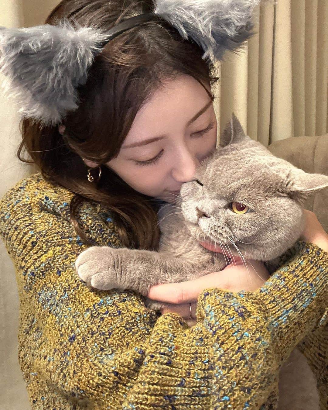 坂本麻子のインスタグラム：「. Happy halloween🎃🧡🤍 いつも通り嫌がる小太郎との お揃い猫耳写真で🐾 . #happyhalloween #halloween #ハロウィーン#猫のいる暮らし」