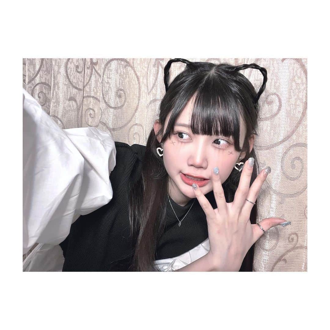 林于馨さんのインスタグラム写真 - (林于馨Instagram)「. #萬聖節 (̳^. ̫ .^ ̳)ﾆｬｰ🎃 這次配合兜粉的萬聖節活動！沒在公司拍的我 自己在家嘗試綁了貓耳髮型🤔️ 還好好像還蠻簡單的！🪄🫶🏻 - #ハロウィン 🦇🕸 黒猫の仮装やってみました🐈‍⬛🐾ーー 道具ないから自分で結んでみました！ 意外と簡単に出来ちゃうから良いです！ - #AKB48 #AKB48TeamTP #TeamTP  #UnitTicTacToe #🔫 #れいち #林于馨 #仮装 #黒猫 #Halloween #ハロウィンナイト」11月1日 13時00分 - reichi01_akb48teamtp