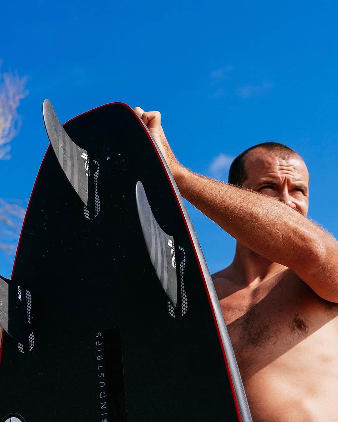 ジュリアン・ウィルソンのインスタグラム：「@julian_wilson new fin is focused on speed and projection for taking flight and adopting a more progressive approach while maintaining a feeling of predictability and control through longer arc turns.   #FCSII #FindYourFin  📸 @andrewshield」