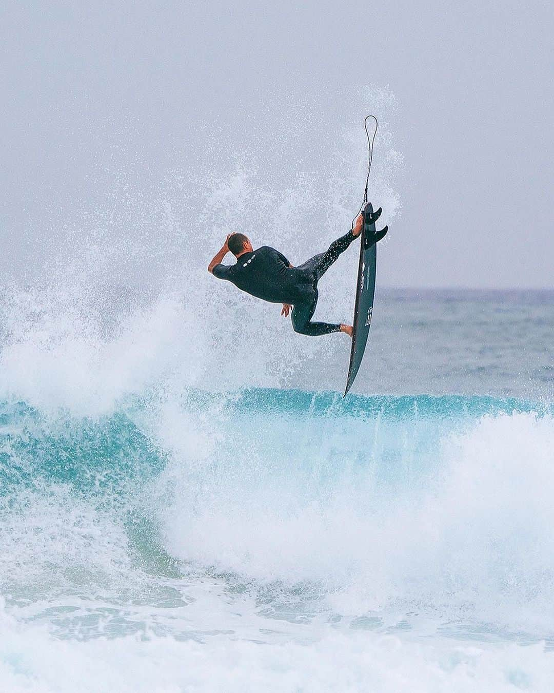 ジュリアン・ウィルソンさんのインスタグラム写真 - (ジュリアン・ウィルソンInstagram)「@julian_wilson new fin is focused on speed and projection for taking flight and adopting a more progressive approach while maintaining a feeling of predictability and control through longer arc turns.   #FCSII #FindYourFin  📸 @andrewshield」11月1日 9時05分 - julian_wilson