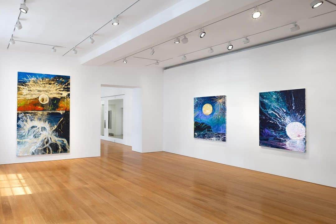 ガゴシアン・ギャラリーさんのインスタグラム写真 - (ガゴシアン・ギャラリーInstagram)「"ABUNDANCE," an exhibition of new still-life and landscape paintings by Thomas Houseago (@thomas_houseago_studio_), closes this Saturday, November 4, at Gagosian, Hong Kong.   "Abundance Paintings" is a new body of work produced "en plein air," and in a new studio in Malibu, California, which reflects on cosmic and spiritual interconnectedness and the transcendental power of nature. The works’ titles and expressive imagery evoke ocean waves and the flora of Malibu at sunrise and sunset, with suns, moons, rocks, and skies rendered in vibrant color and undulating lines. Follow the link in our bio to learn more.  ______________ #ThomasHouseago #Gagosian  Installation views, "Thomas Houseago: ABUNDANCE," Gagosian, Hong Kong, September 21–November 4, 2023. Artwork © Thomas Houseago. Photos: Martin Wong」11月1日 9時05分 - gagosian