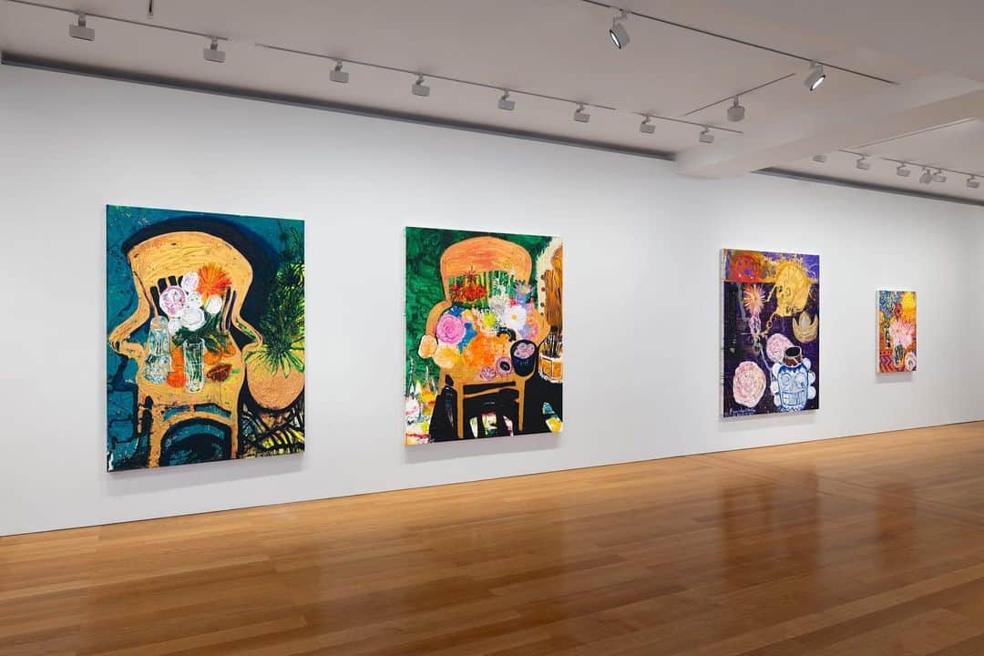 のインスタグラム：「"ABUNDANCE," an exhibition of new still-life and landscape paintings by Thomas Houseago (@thomas_houseago_studio_), closes this Saturday, November 4, at Gagosian, Hong Kong.   "Abundance Paintings" is a new body of work produced "en plein air," and in a new studio in Malibu, California, which reflects on cosmic and spiritual interconnectedness and the transcendental power of nature. The works’ titles and expressive imagery evoke ocean waves and the flora of Malibu at sunrise and sunset, with suns, moons, rocks, and skies rendered in vibrant color and undulating lines. Follow the link in our bio to learn more.  ______________ #ThomasHouseago #Gagosian  Installation views, "Thomas Houseago: ABUNDANCE," Gagosian, Hong Kong, September 21–November 4, 2023. Artwork © Thomas Houseago. Photos: Martin Wong」