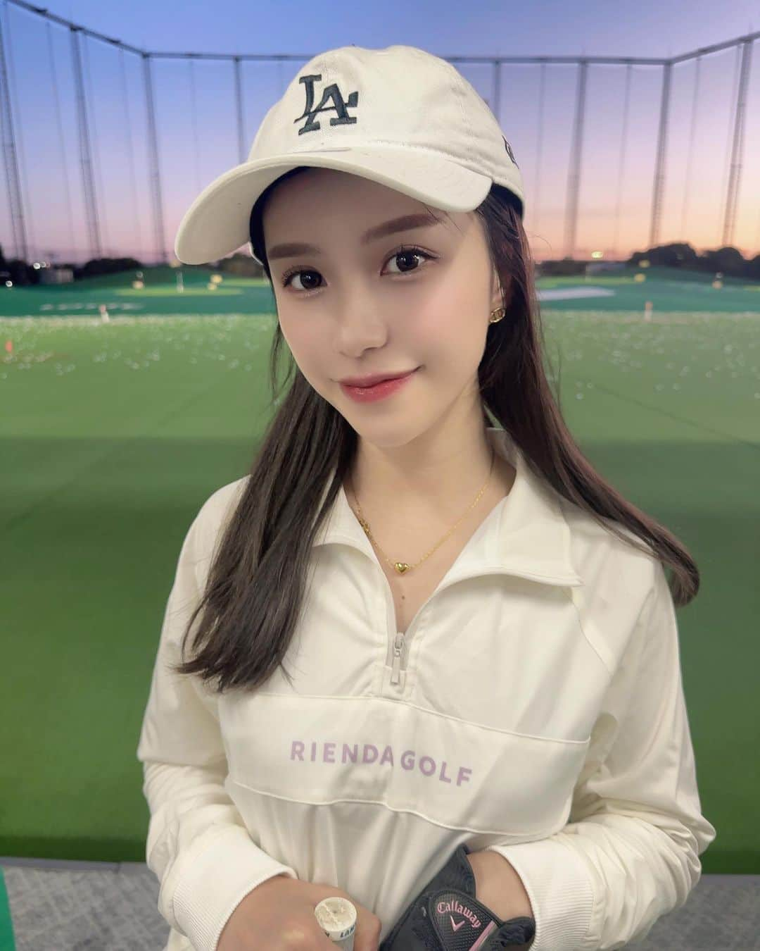 矢田伶華さんのインスタグラム写真 - (矢田伶華Instagram)「𝑔𝑜𝑙𝑓🏌️‍♀️  綺麗な夕焼けと共に、、☁⸒⸒  @rienda_golf さんのPOP UPで ゲットしたトップス🤍  最近ゴルフ行けてないから、ラウンドで着るのもたのしみっ🥹🫶🏻  #ゴルフウェア #ゴルフ女子 #rienda #riendagolf #ゴルフ場 #ゴルフ練習」11月2日 20時30分 - reika_308