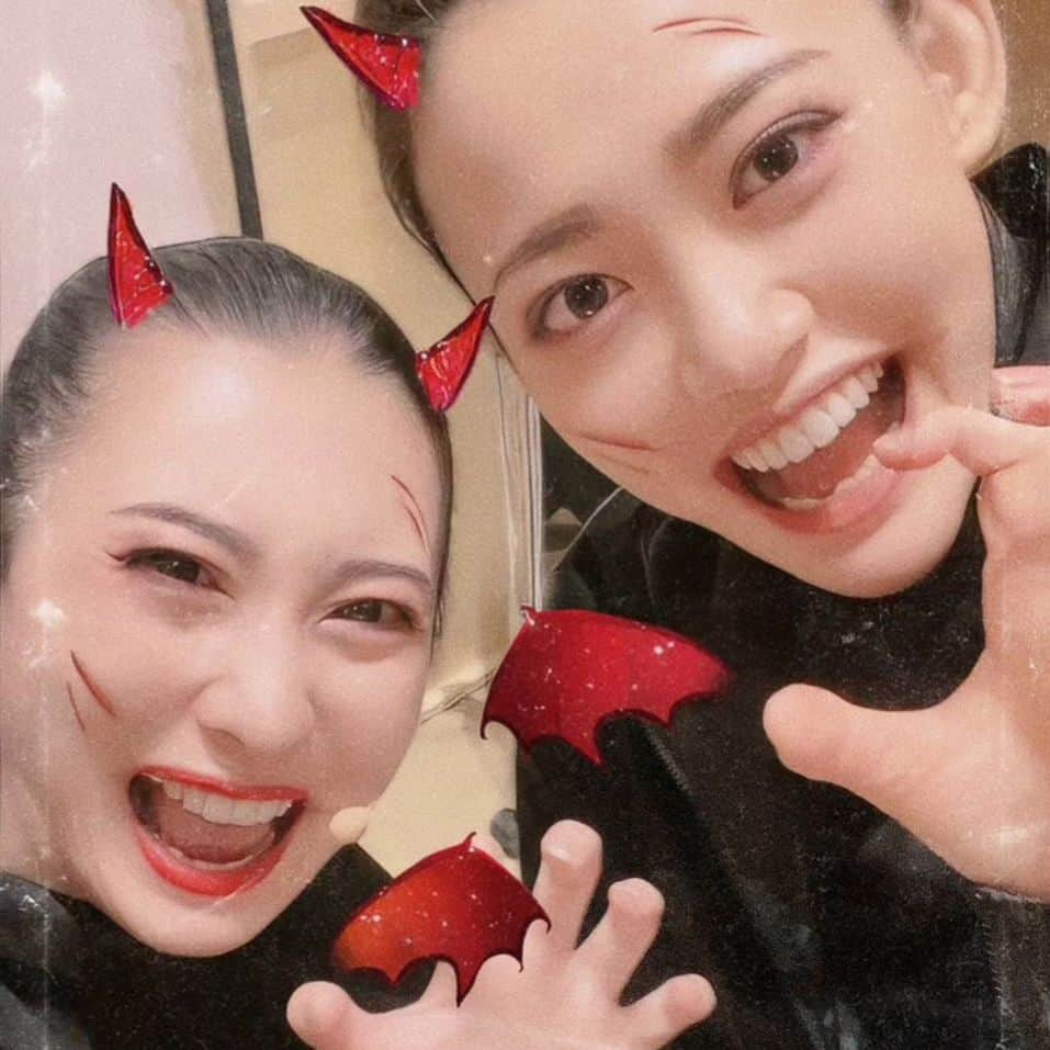 花瀬めぐみのインスタグラム：「昨日はハロウィンでしたなぁ🎃  #モビリティショー の各ブースでも、コンパニオン衣装がハロウィン仕様になってたり、昨日限定でお菓子を配ってたり、我が#アイシン ブースでも🎃🎃🎃🎃🎃🎃が並んでいました👻 という事で、一緒にMCを務めてるみかちゃんと、ハロウィン仕様で写真撮ってみた👻🏚❤ @mktkhs1128  今日もまだまだモビリティショー続きます！   #japanmobilityshow   #japanmobilityshow2023   #jms2023   #jms   #ジャパンモビリティショー   #東京ビッグサイト  #22世紀を動かそう   #近未来   #モビリティ」