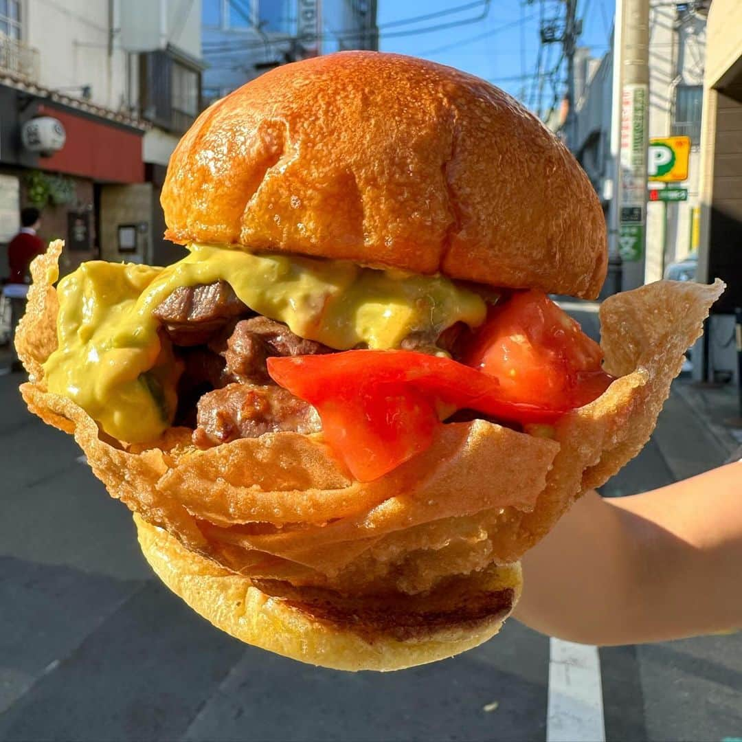 Coffee & Toast Tokyoさんのインスタグラム写真 - (Coffee & Toast TokyoInstagram)「"ワカモーレ!" タコバーガー‼︎ 🥑🥑🥑🥑🥑🥑🥑🥑🥑  “Every day is just a new opportunity to eat tacos.”  やわらかビーフにチーズ、トマト、仕上げにワカモレソースで！  牛肉の旨みを引き立てる、アボカドで作る爽やかな酸みのワカモレソース、たまらんです😋😋😋  11月1日（水）は店休となります。  “Que tengas un buen día.”  . . . . #ワカモーレタコバーガー #タコス  #タコスパーティー  #ワカモレ  #アボカド  #tacos  #guacamole   #三軒茶屋ランチ  #世田谷線カフェ  #パンスタグラム  #東京カフェ  #三軒茶屋カフェ #三軒茶屋  #パン #三茶カフェ  #三茶 #田園都市線カフェ #コーヒーアンドトースト  #coffeeandtoast #foodie  #foodiegram #japnesefood #mexicanfood  #メキシコ料理  #🥑」11月1日 9時09分 - coffeetoast2