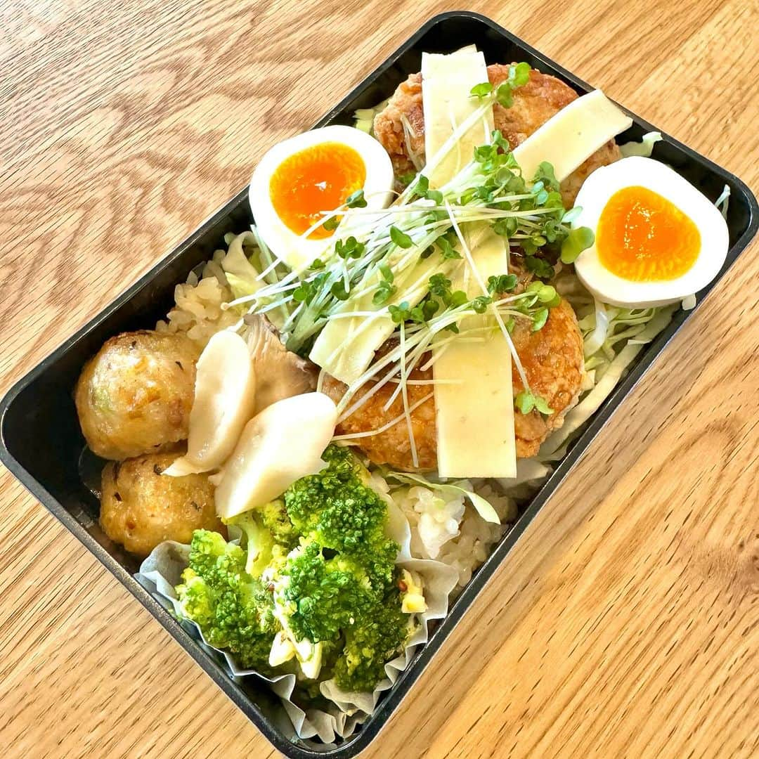 おちあやこさんのインスタグラム写真 - (おちあやこInstagram)「今日の夫弁当。  昨日は弁当いらないと言われたので、 代わりに今日は弁当の日となりました。  だが、生協から野菜があまり届かず 昨日の晩ごはんの残りをフル活用  野菜豆腐ハンバーグの下にキャベツ敷いた そして、ブロッコリースプラウトとチーズをオン！ ブロッコリーの卵サラダ エリンギのバタポン 蓮根饅頭（冷凍） ゆで卵  やっぱりトマト類ないとさみしい  明日は夫の誕生日！ ただ、あまり食材がない… どうすっかなぁ  #今日の夫弁当 #今日のお弁当 #お弁当 #弁当記録 #あと6日」11月1日 9時09分 - ayako_ochi_fukuoka