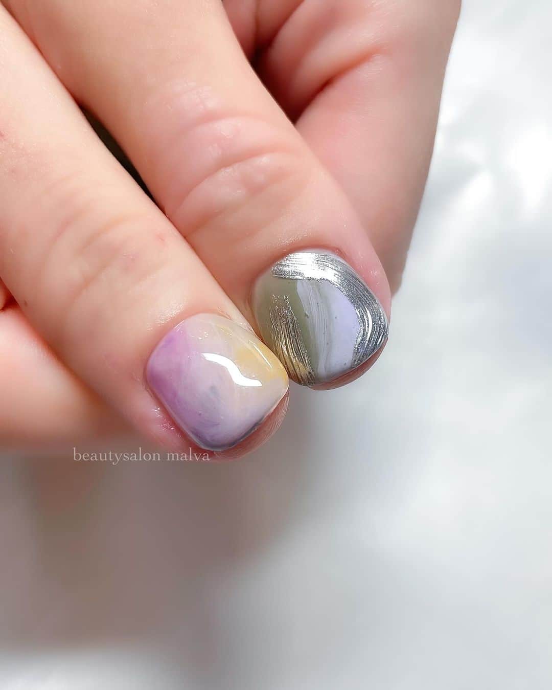nailsalon malva（ネイルサロンマルヴァ）のインスタグラム：「顧客様お任せアート🎨 渋めのグリーンがポイント！ ⁡ シルバーの柄は立体に見えますが 表面触るとツルツルなのでとても生活がしやすいネイルです😊 ⁡ ↪︎ ネイルのケアと保証期間 ⁡ malvaのネイルはドライケア、カットスタイルも込みです。 保証期間は約4週間となります（※ご新規様は3週間となります）。 ⁡ ＿＿＿＿＿＿＿＿＿＿＿＿＿ ⁡ ⁡ 𝐛𝐞𝐚𝐮𝐭𝐲𝐬𝐚𝐥𝐨𝐧 𝐦𝐚𝐥𝐯𝐚⠀ 📍明治神宮前駅｜原宿駅　徒歩𝟑分 ⠀ 💬ご予約やお問い合わせ 𝐋𝐈𝐍𝐄から承っております @ 𝐦𝐚𝐥𝐯𝐚 ⁡ お気軽にご連絡ください♡ ⁡ ⁡ ＿＿＿＿＿＿＿＿＿＿＿＿＿＿ ⁡ ▸ジェルネイル｜スカルプ｜ネイルケア ▸まつげカール｜まつげエクステ｜ワンホンエクステ ▸ハーブよもぎ蒸し ▸ワックス脱毛 ⁡ \ アシスタント募集中💁‍♀️ / ⁡ ▸リモート可オンラインの画像動画制作アシスタント ▸サロンワーク全般アシスタント ⁡ ⁡ #秋ネイル2023 #個性派ネイル #ショートネイルデザイン  #グリーンネイル #malva #malvaネイル  #ニュアンスネイル  #原宿ネイル #ニュアンスアート  #表参道ネイル #東京ネイルサロン　#明治神宮前ネイル #新宿ネイル #千駄ヶ谷ネイル  #harajukunails #tokyonails #tokyonailsalon ⁡」