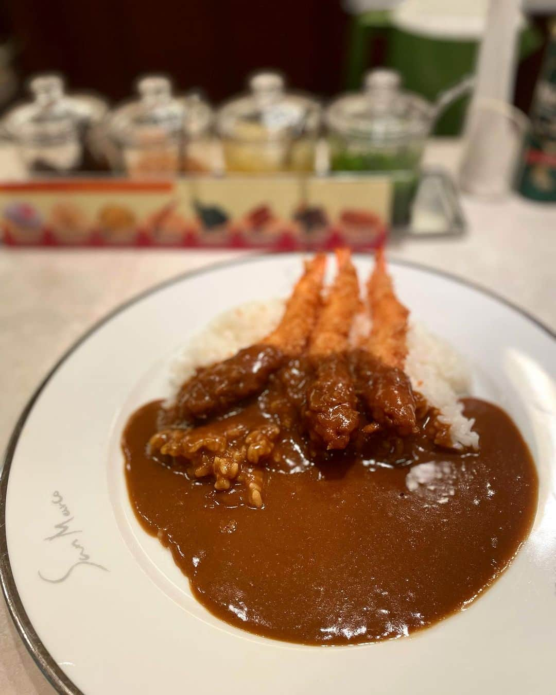 山本浩未のインスタグラム：「名古屋 うみゃぁもん 😋  ▪︎ ギリギリセーフでありつけた「サンマルコ」エビフライカレー 🍛🍤 ▪︎ 茶友ゆうこさんから「両口屋菓匠」の鼓やき ▪︎ いくつでも食べれちゃう「大口屋」餡麩三喜羅 ▪︎ カリッと美味い「覚王山 吉芋」べっ甲芋 🍠 ▪︎ 同級生みさちゃんから絶品‼️「すや」栗蒸し羊羹 🌰  美味しゅうございました　　 ⛩️☕️🍞🍳🏯🐔🍛🍜🍤🍙🚗  #60歳ひとりぐらし毎日楽しい理由 #60歳毎日楽しい理由 #日本全国ブックツアー #山本浩未のBOOKTOUR #名古屋うみゃぁもん #jr名古屋タカシマヤ  @sunao_care」