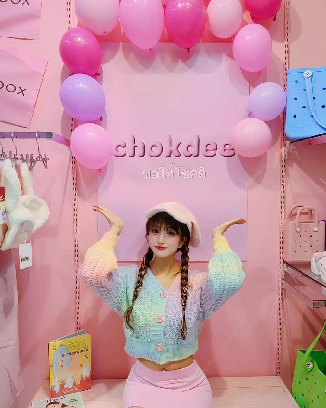 黛実希さんのインスタグラム写真 - (黛実希Instagram)「@chokdee_japan 🇹🇭🍭💘💕 ついに本日chokdee(チョークディー)Open致します🤭💗💞💐 タイで直接自分で見て仕入れて来た可愛い子たちです👶🏻🤍  タイで人気のブランド様にもご協力頂いております🥲💕 タイコスメの代表4U2様💄💖 @4u2cosmetics_jp タイのオリジナルバッグブランドtoanoi(トアノイ)様🐘🇹🇭 @toanoi.shop (toanoi様は数日以内に販売スタートします💘お楽しみに✨) ご協力くださり本当にありがとうございます😭💓  タイカルチャーをchokdeeを通してこれからたくさん伝えていけたら嬉しいな💕 皆様、本日より何卒chokdeeを宜しくお願い致します🎀❤️  そして昨日遅くまで設営、空間作り一緒にしてくれた みゅちゃん、ききちゃんありがとう🥲💞  是非たくさん写真撮って帰ってね📸🐰  #ジビッツ#カスタム#カスタムバッグ#タイ#バンコク#バンコク雑貨#海外雑貨#海外雑貨屋#雑貨#タイ旅行#バンコク旅行#タイファッション#ナイトマーケット#タイフェス#タイコスメ#タイ好き#タイ好きな人と繋がりたい#Thailand#bangkok#バンコク情報#海外旅行好きな人と繋がりたい#Thailand#bangkok#bangkoktrip  #วันหยุด #ท่องเที่ยวไทย #ไทยเที่ยวไทย #ทะเล #ชายหาด #อร่อย #อร่อยมาก #อาหาร」11月1日 9時12分 - candymiiiki