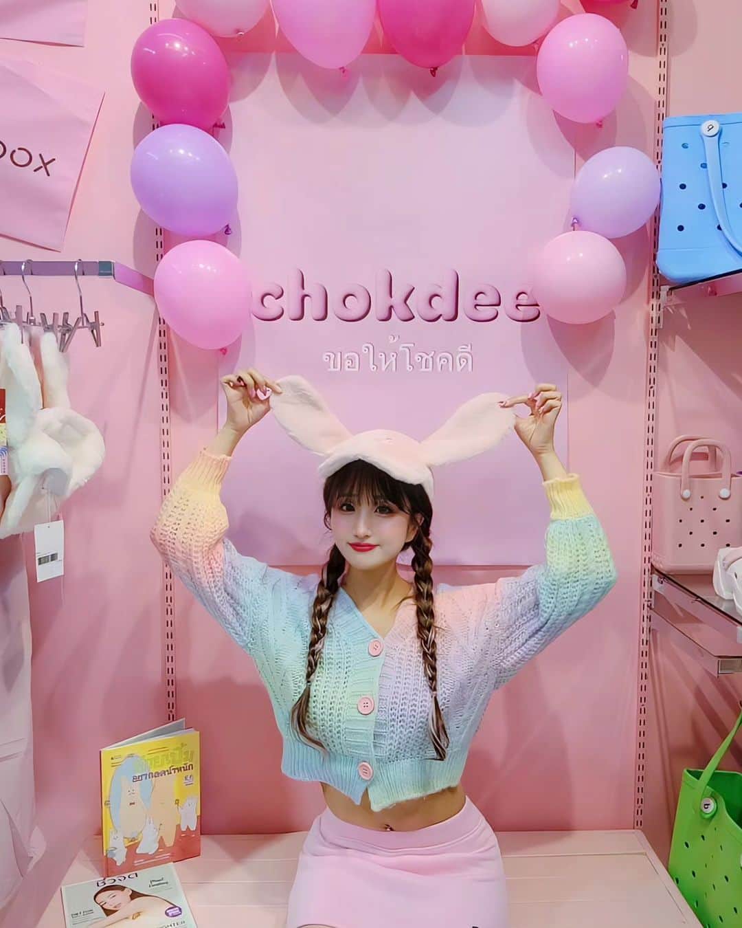黛実希さんのインスタグラム写真 - (黛実希Instagram)「@chokdee_japan 🇹🇭🍭💘💕 ついに本日chokdee(チョークディー)Open致します🤭💗💞💐 タイで直接自分で見て仕入れて来た可愛い子たちです👶🏻🤍  タイで人気のブランド様にもご協力頂いております🥲💕 タイコスメの代表4U2様💄💖 @4u2cosmetics_jp タイのオリジナルバッグブランドtoanoi(トアノイ)様🐘🇹🇭 @toanoi.shop (toanoi様は数日以内に販売スタートします💘お楽しみに✨) ご協力くださり本当にありがとうございます😭💓  タイカルチャーをchokdeeを通してこれからたくさん伝えていけたら嬉しいな💕 皆様、本日より何卒chokdeeを宜しくお願い致します🎀❤️  そして昨日遅くまで設営、空間作り一緒にしてくれた みゅちゃん、ききちゃんありがとう🥲💞  是非たくさん写真撮って帰ってね📸🐰  #ジビッツ#カスタム#カスタムバッグ#タイ#バンコク#バンコク雑貨#海外雑貨#海外雑貨屋#雑貨#タイ旅行#バンコク旅行#タイファッション#ナイトマーケット#タイフェス#タイコスメ#タイ好き#タイ好きな人と繋がりたい#Thailand#bangkok#バンコク情報#海外旅行好きな人と繋がりたい#Thailand#bangkok#bangkoktrip  #วันหยุด #ท่องเที่ยวไทย #ไทยเที่ยวไทย #ทะเล #ชายหาด #อร่อย #อร่อยมาก #อาหาร」11月1日 9時12分 - candymiiiki