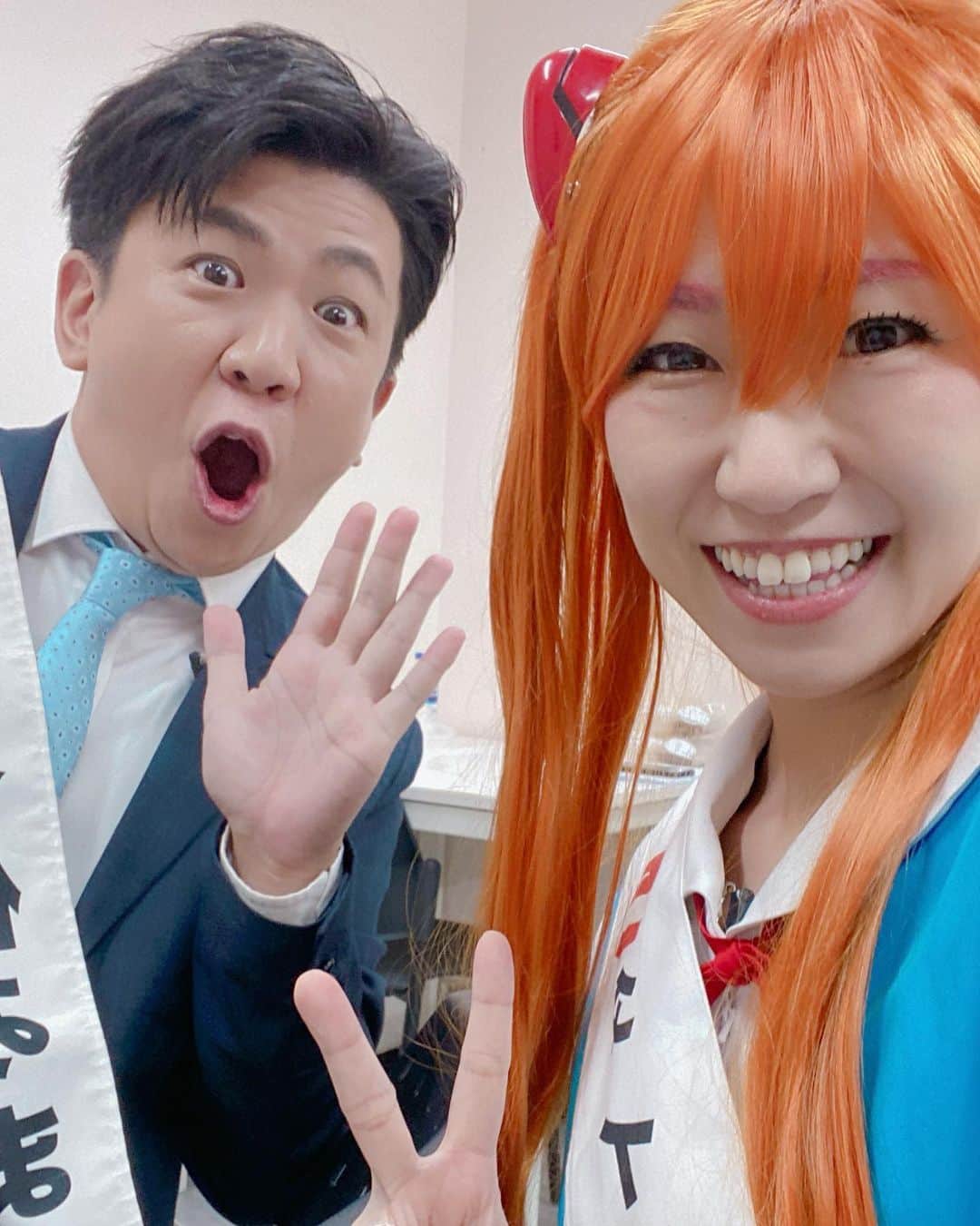 桜 稲垣早希のインスタグラム：「この前、初めてタイのテレビに出演してきました😄🙌  移住8ヶ月目でようやく念願でした！  初めてのテレビのセリフは全てタイ語で 3日前に届いた台本に、吉本の社員さんが私のためにカタカナでふりがなを打ってくれ、単語一つ一つに意味を書いてくれました。  人生で聞いたことの無いカタカナの羅列を文を覚えるのは想像以上に難しく、  しかも台本が届いてから土日に突入したため 幼稚園が休みになりトニーの『遊んで遊んで』攻撃を受けながらトミカ片手にぶつぶつ暗唱してるとトニーに  『ママ！！ちゃんと遊んで！！』と怒られ、、😂  頭パンク中の私は  『ママは😭今！！本当ギリギリで！！明日お仕事で！！まだ半分も覚えられなくて💦 どうしよう💦本番頭に真っ白になったらどうしよう😭😭😭🙏助けてぇぇぇ』  と3歳の息子にしがみつきドン引きされ、、  前日は緊張とアドレナリン出過ぎて一睡も出来ず本番を迎えてしまいました🤮  でも一緒に出演した、タイ住みます芸人8年目のはなずみくんがもうめちゃくちゃタイ語ペラペラなので、 『本番飛んでタイ語わからなくなったら早希さんのセリフ日本語で僕に教えてくれたらタイ語で代わりに話しますんで』と言ってくれたり、  本番も私のセリフのタイミングを横で教えてくれたりめっちゃフォローしてくれて  なんとか乗り切りました😆🙌✨✨  はなずみくんありがとぉぉぉぉ🙏🙏🙏✨  とりあえず本番飛ばずにすみました💦 楽屋でたくさん練習に付き合ってくれて感謝です！  夕方くらいに収録終わって帰ったらトニーと2人でぶっ倒れるように寝ました  がんばった、、、、  そして今回りおなりくんが体調不良で動けないためトニーも連れて行って、楽屋で待っててもらったのですが、長時間いい子に待っててくれて本当偉かった！ありがとう！！  お疲れ様！！  アスカ衣装の私に  『ママのアスカかわうぃ〜ねぇ！』  と励ましてくれてありがとう🥲❤️  楽屋に息子が待ってると思うと頑張れたよ、、  そしてそしてたくさん息子と遊んでくれたマネージャーさん達にも大感謝です😭😭😭  難しいお年頃の人の子供を扱うの大変だったと思います🥲🥲🥲本当ありがとうございました🙇  まだ番組の詳細は言えませんが、分かり次第お伝えします。 もしかしたらYouTubeでも流れるかもしれないので日本でも見てもらえるかもしれません。  私の緊張で引きつった顔と絞り出したタイ語を見てください😆💦💪✨  #桜稲垣早希 #はなずみ #りおなり #タイ移住 #3歳男の子育児 #海外子育て #タイ #バンコク #りおなり夫婦のビログ旅 #タイ住みます芸人 #タイのテレビ番組 #タイ語 #タイ語難しい」