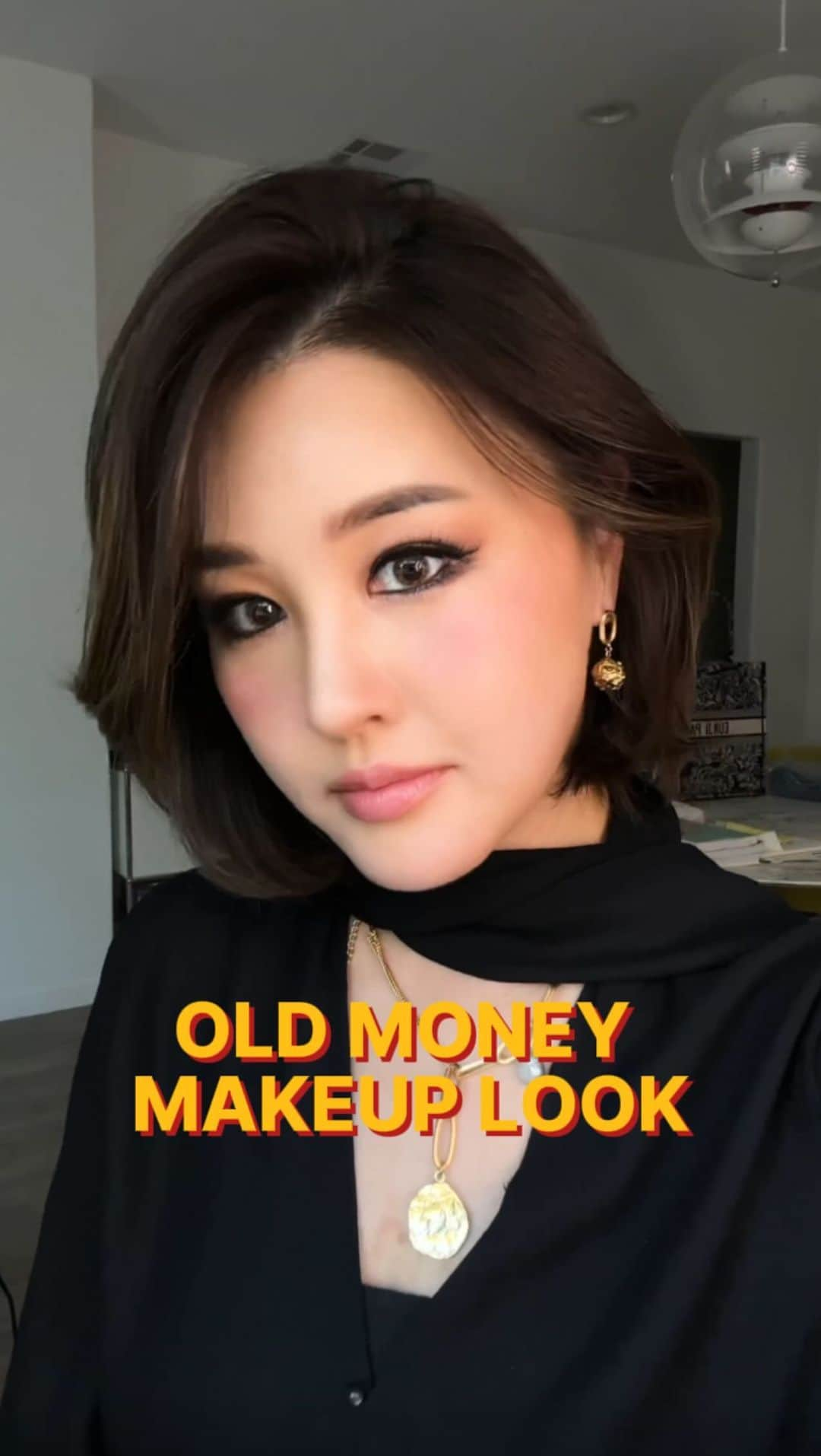 パク・ウンジのインスタグラム：「Old money makeup look 올드머니 옷차림이 유행이니까  그 룩에 걸맞는 메이크업 해봤어요🫶  올드머니룩은 소재가 주는 고급스러움도 큰 비중을 차지해요. 근데 소재가 좋은 옷일 수록 깔끔하고 심플하니까  메이크업에 이렇게 힘을 줘도 좋을 거 같아요~👌  많이 여쭤보시는 누드립은 @chantecaille lip chic #Yarrow 컬러에요~ 정말 고급스러워요^^   영상 1분 30초가 좀 긴 거 같아서 ~ 40초 대로 줄여봤는데 어떤가요?  짧게 줄이는 게 힘든 40대 은자언니 ㅎㅎㅎ 😅  아! 그리고 영상에 자막으로 설명 쓰는 게 나은가요? 그냥 보시는 게 편하신가요~ 우리 은자쓰덜 의견 주시면 반영할게요🤲  #makeup #oldmoney #makeuptutorial #Egeebeauty #은자언니makeup #makeuplover」