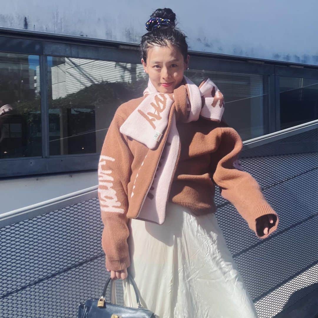 ホリデイのインスタグラム：「今週金曜よりスタートする京都 @fujiidaimaru でのPOP-UPにはHOLIDAY23FWコレクションよりOFFICEでしか買えない別注カラーの限定アイテムがたくさん並びます。ふわふわで肌触りのいいウールニットシリーズの別注カラー“BEIGE”は淡いベビーピンクの配色がかわいい。ビッグサイズのトップスに同じ色のロングマフラーをぐるぐる巻くのがおすすめスタイルです。 11/4(金)18:00より @fujii_daimaru_online_shop でも購入いただけます。ぜひチェックして下さい！  Height:170cm Tops:サイズXL @watanabe_hinako   #HOLIDAY_PR #HOLIDAY2023FW」