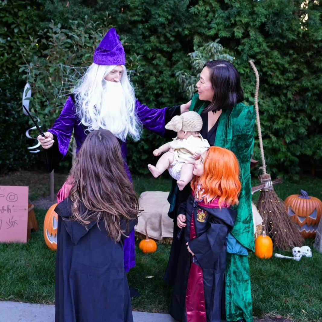 マーク・ザッカーバーグのインスタグラム：「Have a magical Halloween -- from baby Dobby, Hermione, Ginny, Professor McGonagall and Dumbledore!」