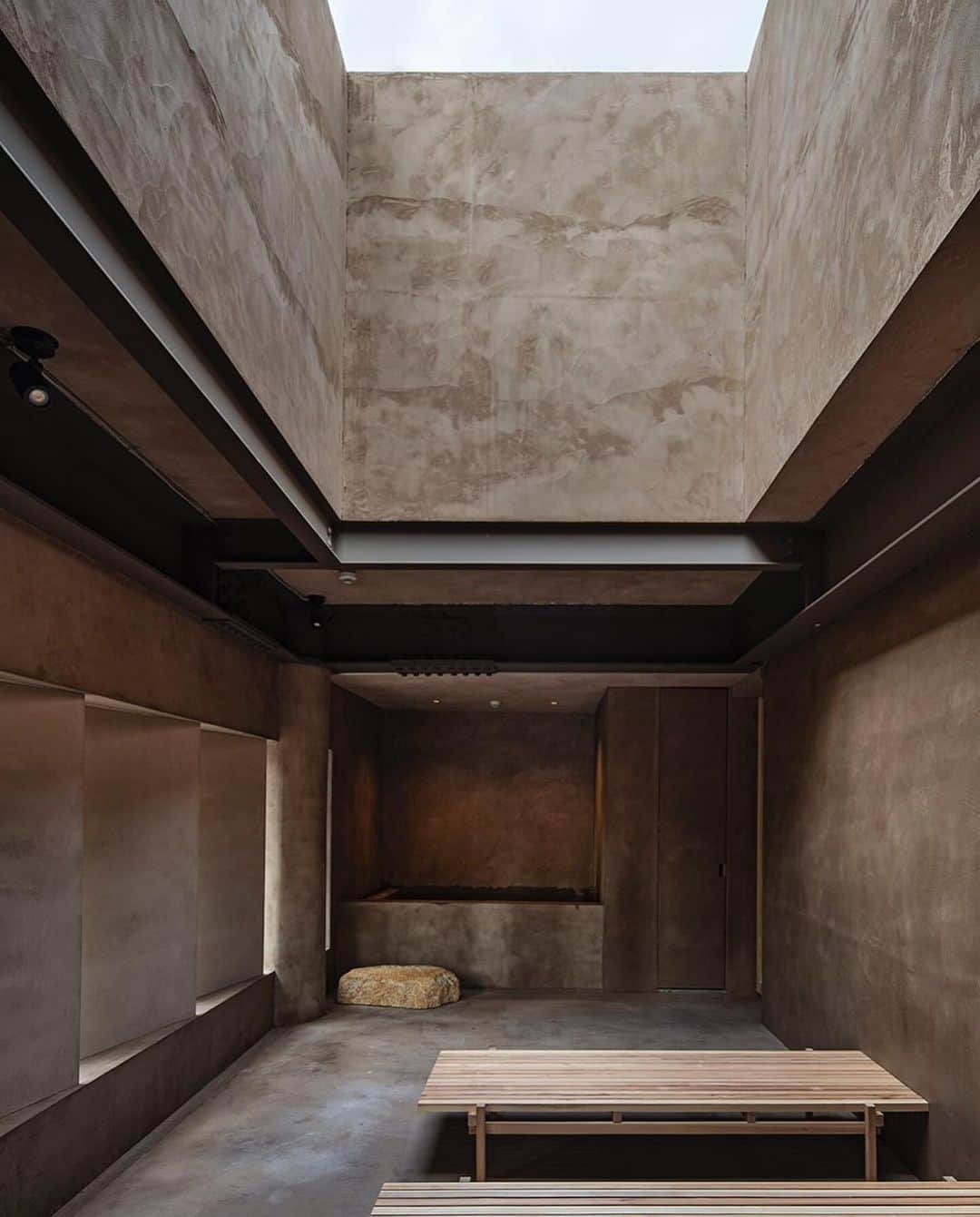 谷尻誠さんのインスタグラム写真 - (谷尻誠Instagram)「@hiki.sauna が本日オープンです！ サウナというとサウナ室に意識がいくけれど、このサウナは外気浴に力をいれた。 なんと言ってもビルの最上階という環境を活かして、天井に穴を開けて空を見ながら外気浴出来る様にしたのです！ これがコストがめちゃかかった。w でも最高の外気浴のためにはやるしかないと判断！ もちろんサウナも庭を見ながら入ることが出来るし、水風呂も大きく作ってある！ 外気浴のために、サウナと水風呂があると言っても過言ではないと @totonoeoyakata 大ちゃんも言ってたから、全力を注いだわけです。 昨晩、チェックという名のもとに入りましたがビルの中にいながら星をみての外気浴は最高だった。 ぜひとも皆様、猫屋町ビルヂングの五階に足を運んでみてください！ 女性は月曜日になっていますが、女子サウナーが増える様であれば曜日も増やします！ もっとサウナの魅力を広めていくぞー！ サウナで汗をかくのがサウナーで、サウナのために汗をかくのがプロサウナーって、これも大ちゃんが言ってたから、もしやぼくは既にプロサウナーなのか！ #sauna #hikisauna」11月1日 9時33分 - tanijirimakoto