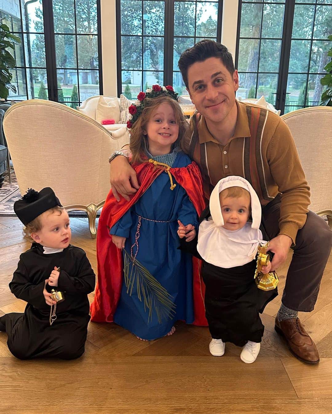 デヴィッド・ヘンリーのインスタグラム：「Alright y’all, this year we have Saint Clare, Saint Philomena, and then Father Flick, our parish priest 😂 Happy All Hallows Eve!」
