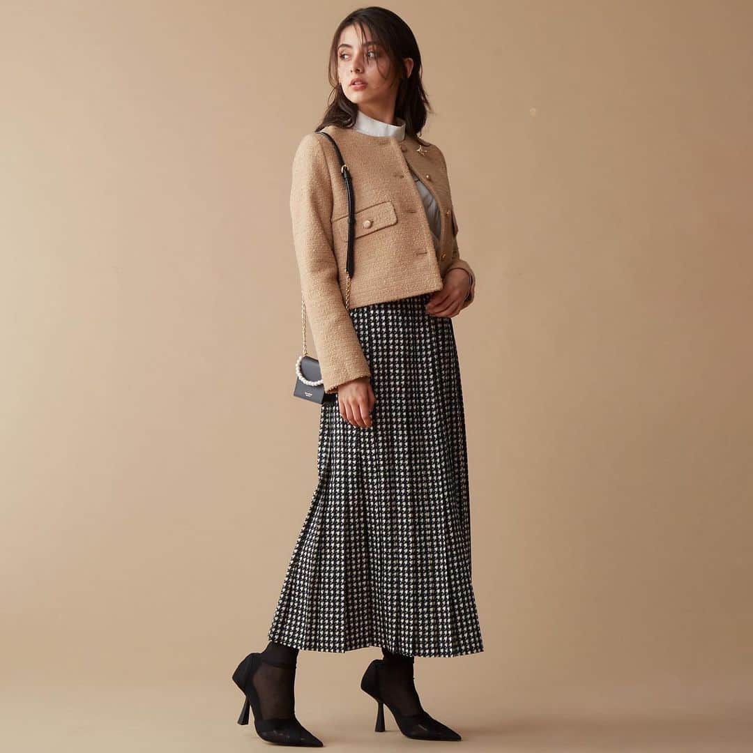 TIARAさんのインスタグラム写真 - (TIARAInstagram)「"Camel × Black"  今季おすすめのキャメル×ブラック🍂  本格的なアウターの前に何か羽織が欲しい、そんな今の時期にぴったりのおすすめジャケットをご紹介。  大人気の千鳥ツイードプリントとの合わせで、より秋らしい印象に✨  パンツでもスカートでも、 合わせるボトムスを選ばないシルエットで、着回し力も抜群です。  TIARAの店舗・オンラインストアにてぜひご覧くださいませ。  @melrosestore_official」11月1日 9時26分 - tiara_melrose