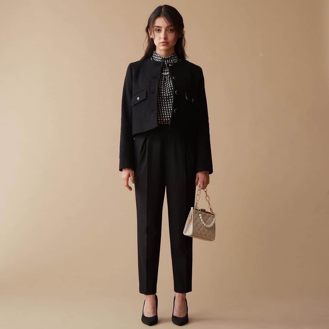 TIARAさんのインスタグラム写真 - (TIARAInstagram)「"Camel × Black"  今季おすすめのキャメル×ブラック🍂  本格的なアウターの前に何か羽織が欲しい、そんな今の時期にぴったりのおすすめジャケットをご紹介。  大人気の千鳥ツイードプリントとの合わせで、より秋らしい印象に✨  パンツでもスカートでも、 合わせるボトムスを選ばないシルエットで、着回し力も抜群です。  TIARAの店舗・オンラインストアにてぜひご覧くださいませ。  @melrosestore_official」11月1日 9時26分 - tiara_melrose