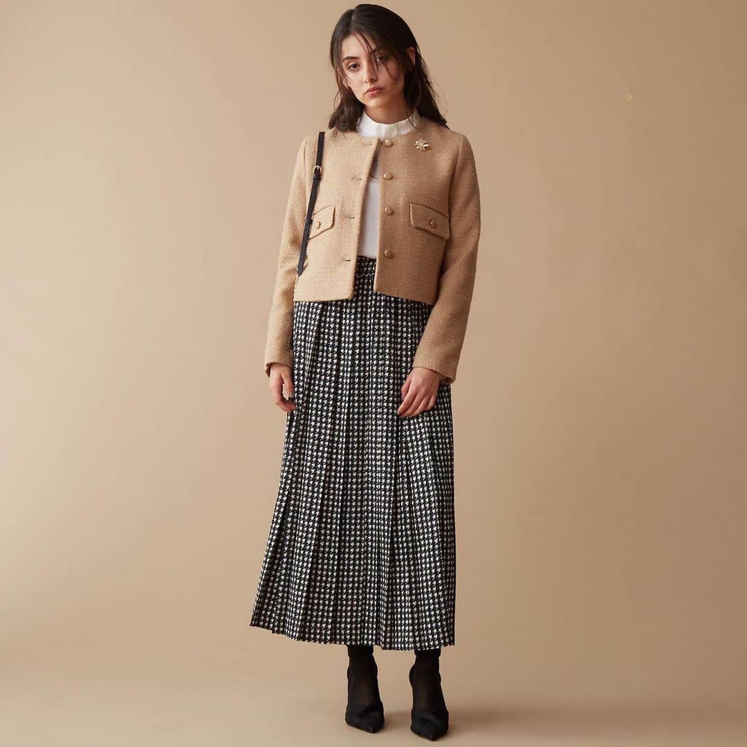 のインスタグラム：「"Camel × Black"  今季おすすめのキャメル×ブラック🍂  本格的なアウターの前に何か羽織が欲しい、そんな今の時期にぴったりのおすすめジャケットをご紹介。  大人気の千鳥ツイードプリントとの合わせで、より秋らしい印象に✨  パンツでもスカートでも、 合わせるボトムスを選ばないシルエットで、着回し力も抜群です。  TIARAの店舗・オンラインストアにてぜひご覧くださいませ。  @melrosestore_official」