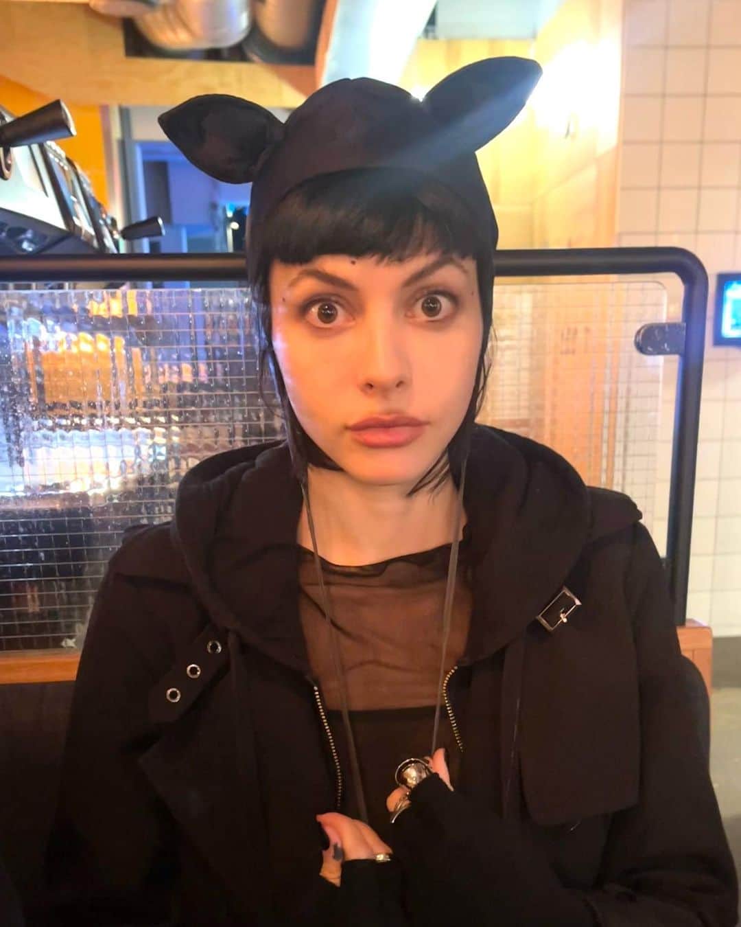 シャーロット・ケンプ・ミュールのインスタグラム：「Happy Hallow’s Eve 🖤」