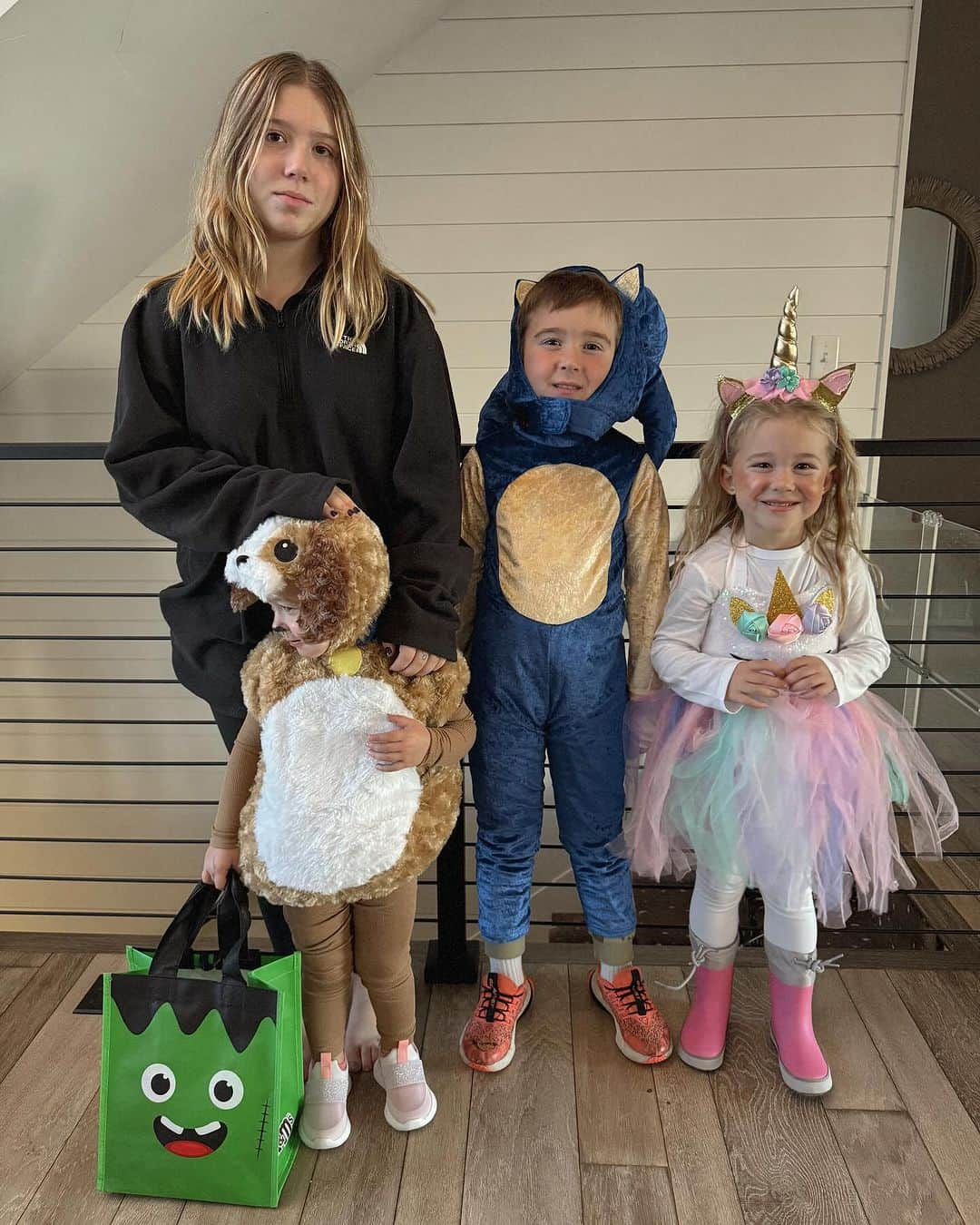 Chelsea Houskaのインスタグラム：「We got sonic, a unicorn, a puppy and a teenager 🎃 we lasted a full 20 min trick or treating because it is COLLLLD.  #happyhalloween」