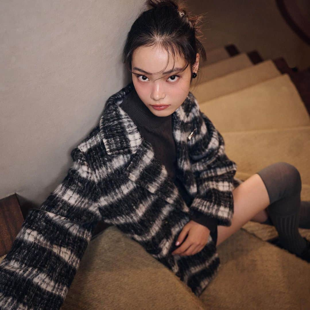 ヘザーさんのインスタグラム写真 - (ヘザーInstagram)「HEATHRE'S AZATO FOR 2023 WINTER   進化しつづける#ヘザーのあざと♡ それは、異性に媚びたり甘えたりするのではなく、 自分の可愛いを追及すること..... ふわふわのニットやカーディガンで 柔らかいムードを装いながらも、 ときにさりげない肌見せで自分を高めて。 あざと可愛いヘザーの冬、スタートです。  item ---------------------- #ショートシャギーミドルコート　 ¥14,300（税込）  毛足が特徴的なシャギー素材の ミドル丈コート。 ふわふわした肌触りが 女性らしい印象を与えてくれる あざとアウターです✨ ----------------------  その他アイテムもタグ付け🏷️ してます♩  #Heather #ヘザー #シャギーコート #シャギーコートコーデ #ミドルコート #ニーハイソックス #ショートパンツ #ショートパンツコーデ #ケーブルニット #ケーブルニットセーター #ローファー #ローファーコーデ」11月1日 9時31分 - heather_love_official