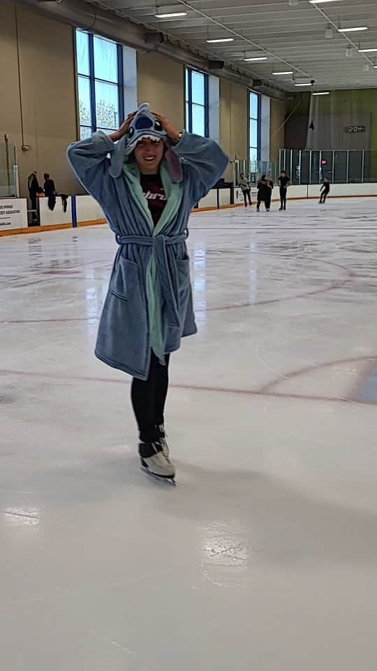 コートニー・ヒックスのインスタグラム：「Happy Halloween from your favorite little blue alien! 👻🎃 . . . . #iceskater #iceskate #iceskating #figureskater #figureskate #figureskating #figureskating_amazing #lutz #triplejump #morning #fypage #fypシ #foryou #foryoupage #usfigureskating #isu #reels #pretty #athletesofinstagram #athlete #jacksonultima #johnwilson #jumps #explorepage #explore #фигурноекатани」