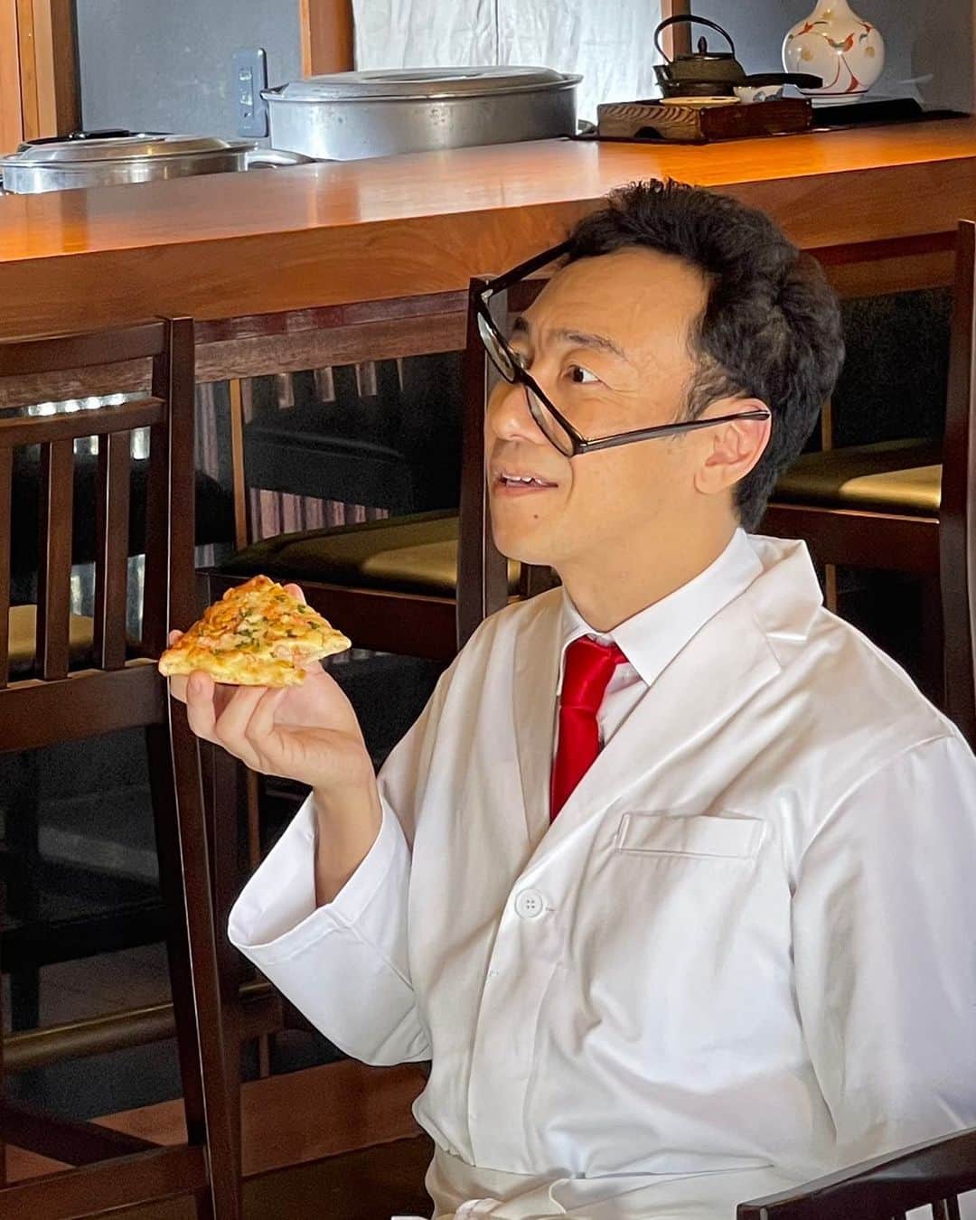 角田晃広のインスタグラム：「ピザーラ『カニのよくばりクォーター』のCMに、カニ一筋30年の料理人として出させていただきますので何卒よろしくお願い申し上げます。  #東京03 #かに #ピザ #ピザーラ」