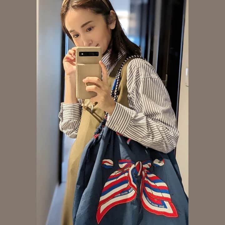 小野恵美のインスタグラム：「最近のマザーズバッグ兼エコバッグは  @ballandchain_official   ポップで可愛い刺繍が人気のブランド。 私は、このネイビー×トリコロールカラーのスカーフ刺繍にキュン🇲🇫🫶😍  SAN HIDEAKIMIHARA @san_hideakimihara_official コラボの限定品✨ 日本橋高島屋のPOPUPをしていたときに購入しました😉  旅行、公園、荷物が多いときの仕事にも使ってます👍 二人目出産後の荷物を考えて、サイズはLです🌟  #ボールアンドチェーン #ballandchain #sanhideakimihara #エコバッグ #マザーズバッグ #トートバッグ #ナイロンバッグ #トリコロールカラー #カジュアルコーデ #ママコーデ #LEEキャラクター」