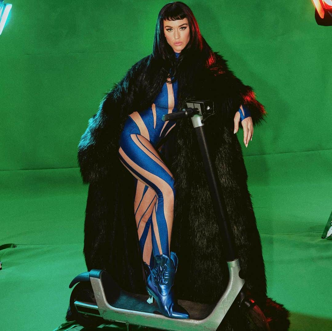 ケイティ・ペリーさんのインスタグラム写真 - (ケイティ・ペリーInstagram)「TREAT: Have at it - where do you wear your KPC?」11月1日 9時37分 - katyperry