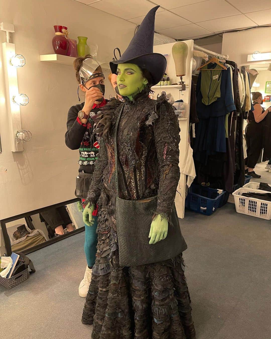 リンジー・ピアースのインスタグラム：「Wicked | 2022 pt 1  1) nothing without the green team  2) whoever made this during the Dec/Jan Covid fiasco, you are a god amongst humans  3) principal hallwayyyy  4) two show day snuggles  5) Hannah was/is the truest of hearts  6) from LA’s Rockwell to Broadway (and now I’m in Connie’s smash hit off-Broadway show)  7) this is Amanda Jane Cooper to the LETTER  8) nothing better than looking at your phone and realizing your Nessarose has taken SO MANY OF THESE  9) heart and soul forever 💛  10) proud parents. Of what? Who’s to say.」