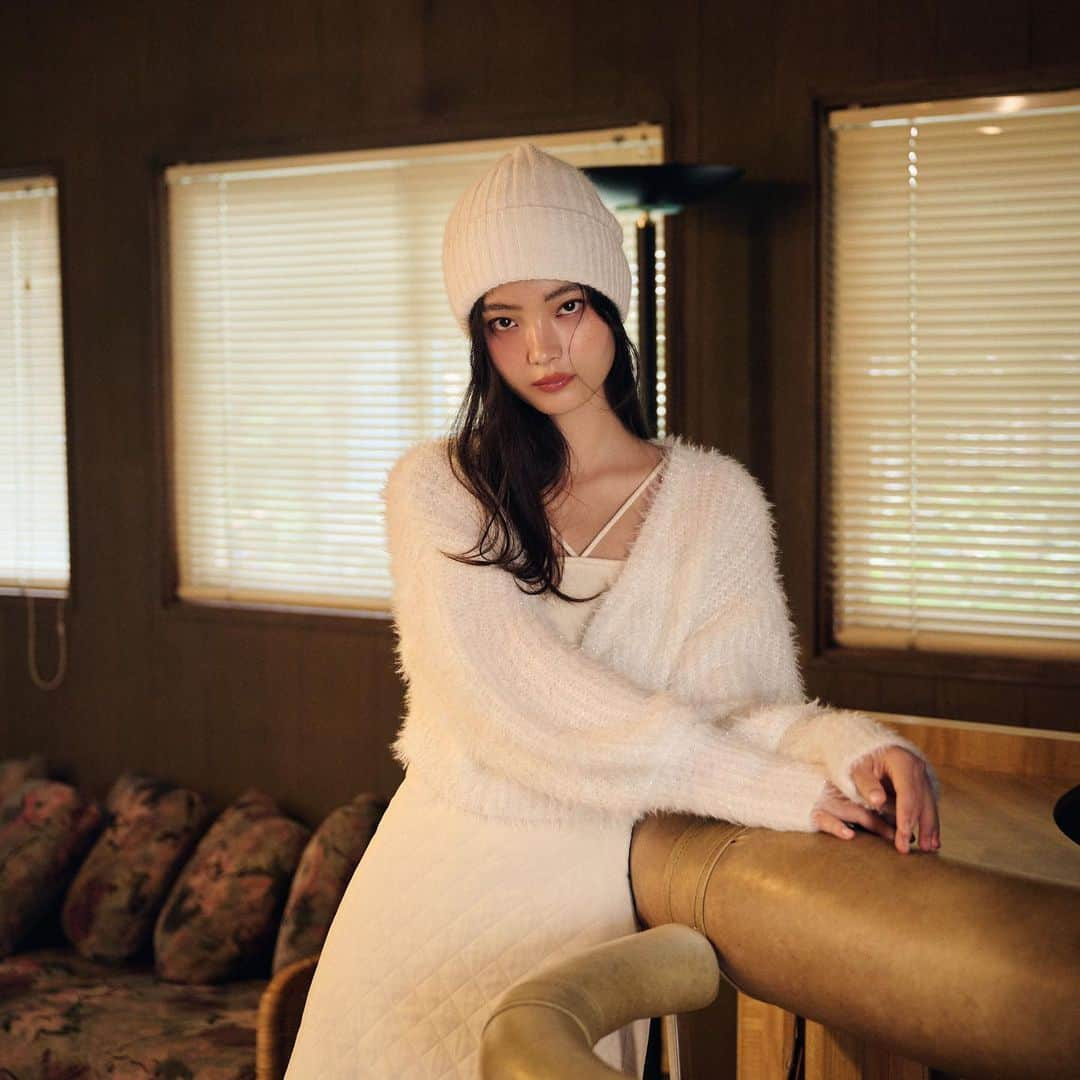 ヘザーさんのインスタグラム写真 - (ヘザーInstagram)「HEATHRE'S AZATO FOR 2023 WINTER   進化しつづける#ヘザーのあざと♡ それは、異性に媚びたり甘えたりするのではなく、 自分の可愛いを追及すること..... ふわふわのニットやカーディガンで 柔らかいムードを装いながらも、 ときにさりげない肌見せで自分を高めて。 あざと可愛いヘザーの冬、スタートです。  item ---------------------- #カシュクールsetキャミ2p  ¥6,600（税込）　  ホルターネックのキャミとSETにしているので 程よい抜け感であざとく着用できます！ 着丈は短めなので万能に合わせやすいニットです♪ ----------------------  その他アイテムもタグ付け🏷️ してます♩  #Heather #ヘザー #カシュクール #ハンドバッグ #ボストンバッグ #サイドゴアブーツ #サイドゴア #キルティング #キルティングミニスカート #ミニスカート #ヘザーのあざと #ニット帽 #ニット帽コーデ #ニット帽アレンジ」11月1日 9時42分 - heather_love_official