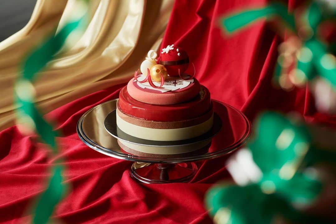 のインスタグラム：「ハロウィンが終わり、次のBIGイベントといえばクリスマス🎄  クリスマスに欠かせない”ケーキ“は予約しましたか？🎂 まだ決めかねているレディにおすすめしたいのが、 「フォーシーズンズホテル東京大手町」のクリスマスケーキ【Noel Santa（ノエル サンタ）】です🎅🎁   サンタクロースとクリスタルオーナメント型のチョコレートを乗せた目にも華やかなケーキ🎂 紅茶のチョコレートムースに、ラズベリーの酸味やサクサク食感のピスタチオが合わさった、大人好みの逸品です😊  アーモンド入りのスポンジにシナモンやナツメグなどのスパイスが入ったビスケット風の生地も美味✨✨   「フォーシーズンズホテル東京大手町」ならではの味わいリッチなケーキは一度食べるとやみつきになるハズです！🎂  今年のクリスマスケーキ候補にぜひ入れてくださいね🥂🎄    料金：12センチ7,000円(税込)、15センチ 8,000円（税込） 予約期間：2023年10月1日（日）～12月22日（金） 引渡期間：2023年12月1日（金）～12月25日（月）　 ※受け取り希望日の3日前までの予約が必要です🥂 TEL：03-6810-0655  #フォーシンズンズホテル東京大手町 #フォーシンズンズホテル #クリスマス #クリスマスケーキ #クリスマスケーキ予約 #クリスマスケーキ2023 #ケーキ #予約」