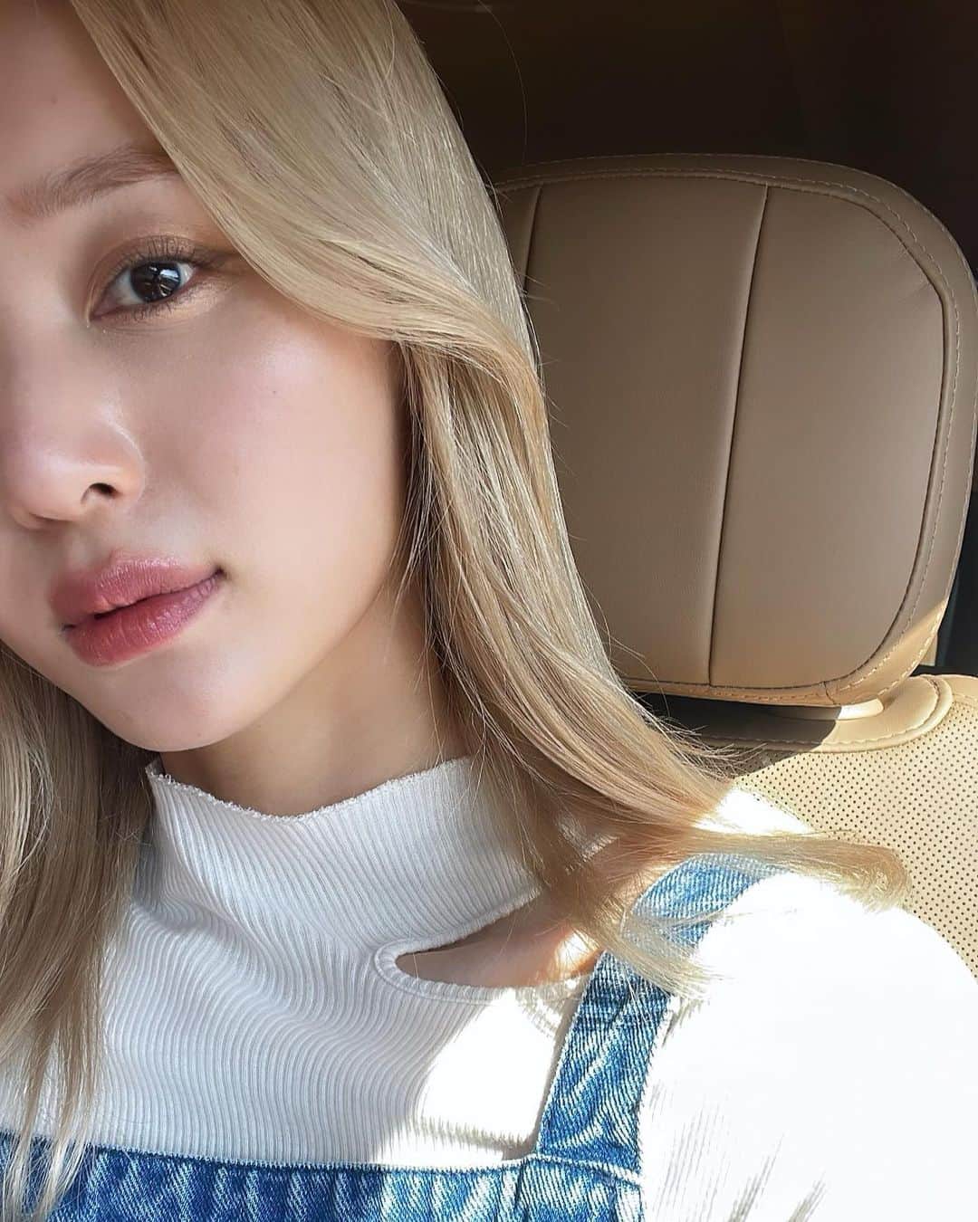 優木望未のインスタグラム：「三枚目🫶🏻になってた♡ 金髪も、もう見慣れて飽きるを通り越して鉄板になって離れられなくなってる👼🏻  今週もようこさんに頭と顔を引き上げてもらいにいくよ。 @crysta_nagoya  考えすぎるひとほどハチが張るらしいです、、だからか笑」