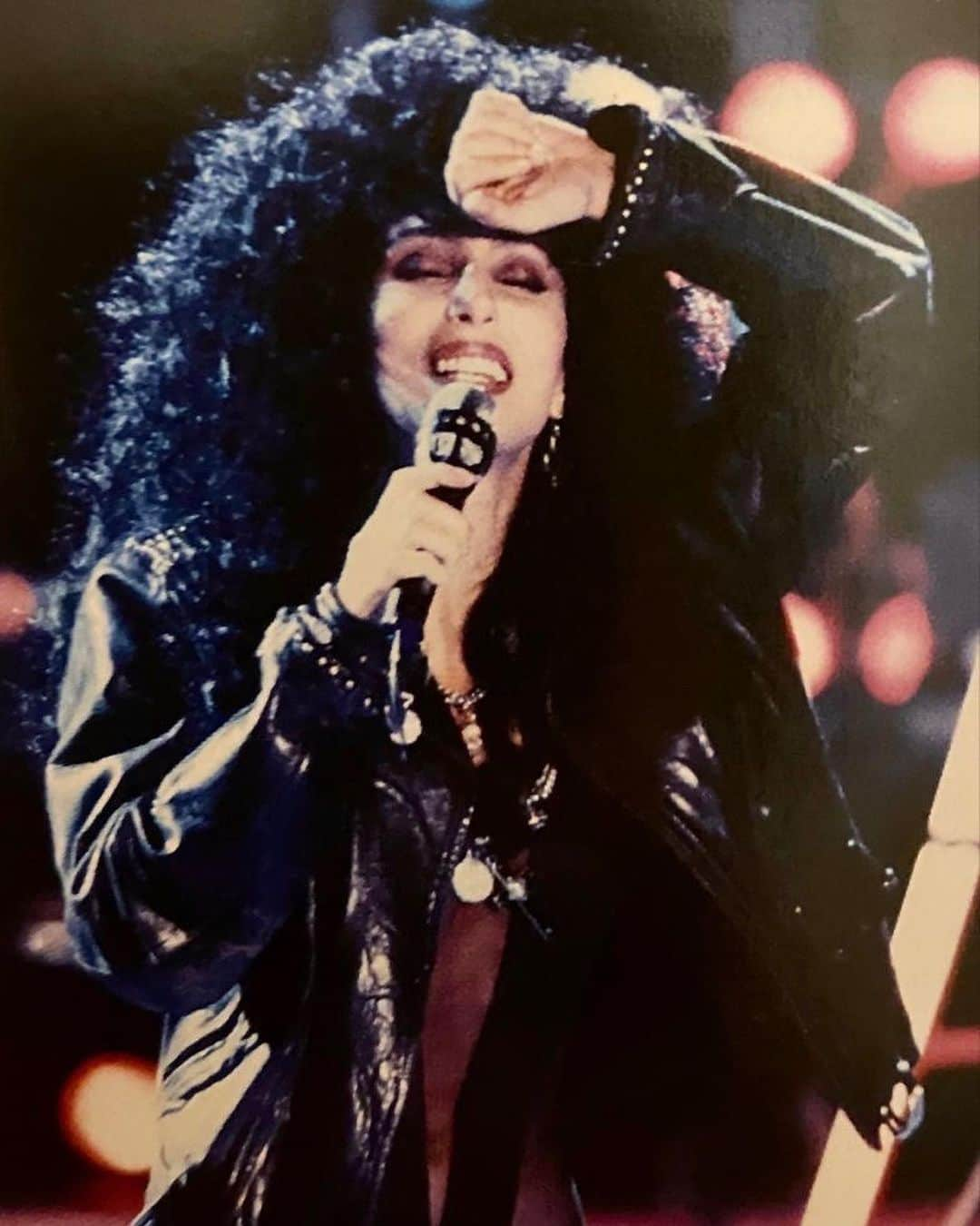 ヴィクトリア・ジャスティスさんのインスタグラム写真 - (ヴィクトリア・ジャスティスInstagram)「CHER-ing is caring 🖤 Happy Halloweeeeeeen everybody!」11月1日 9時47分 - victoriajustice